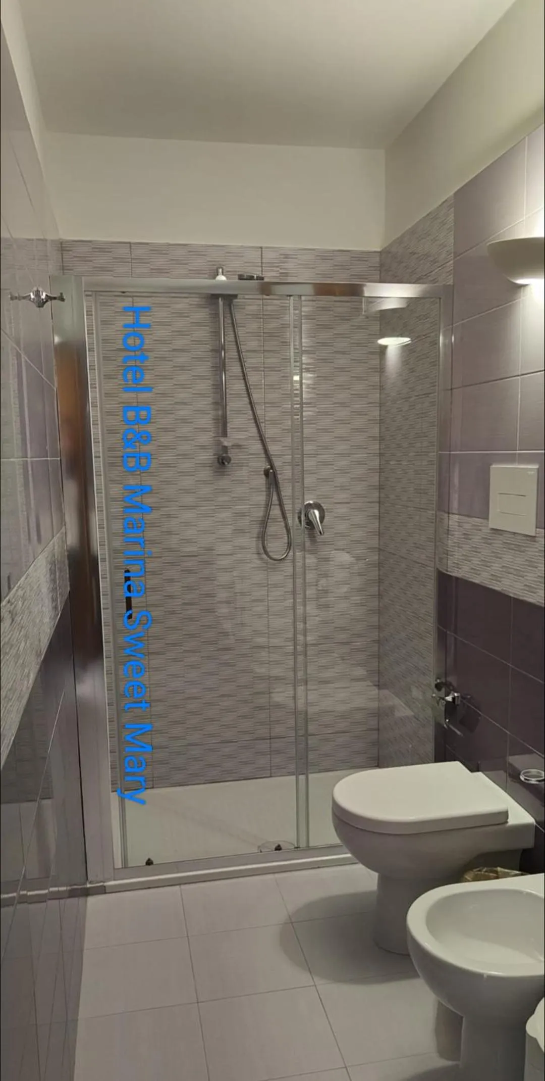 Bathroom in Hotel B&B Marina