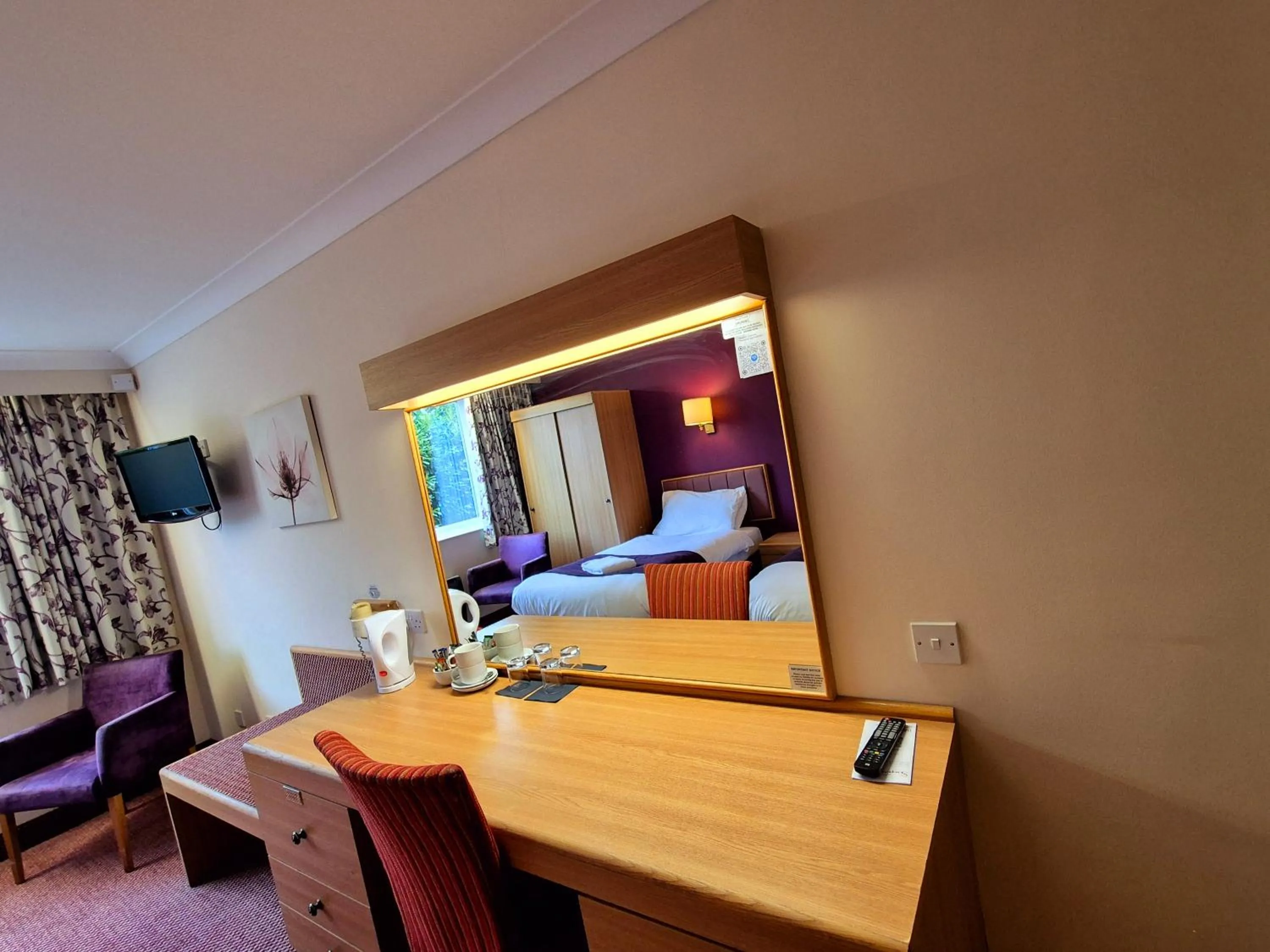 Bedroom, Bed in Supreme Inn Boston