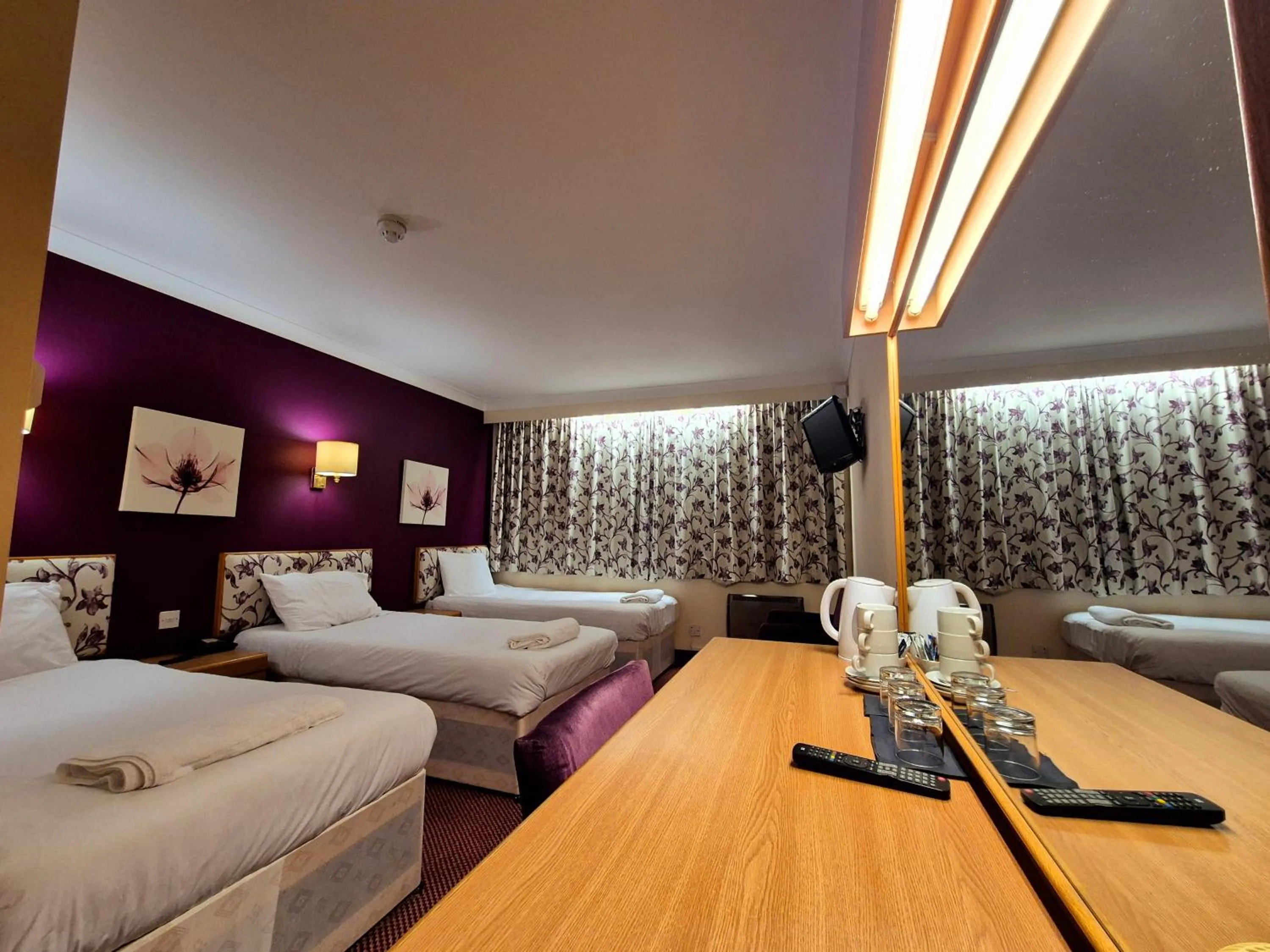 Photo of the whole room, Bed in Supreme Inn Boston