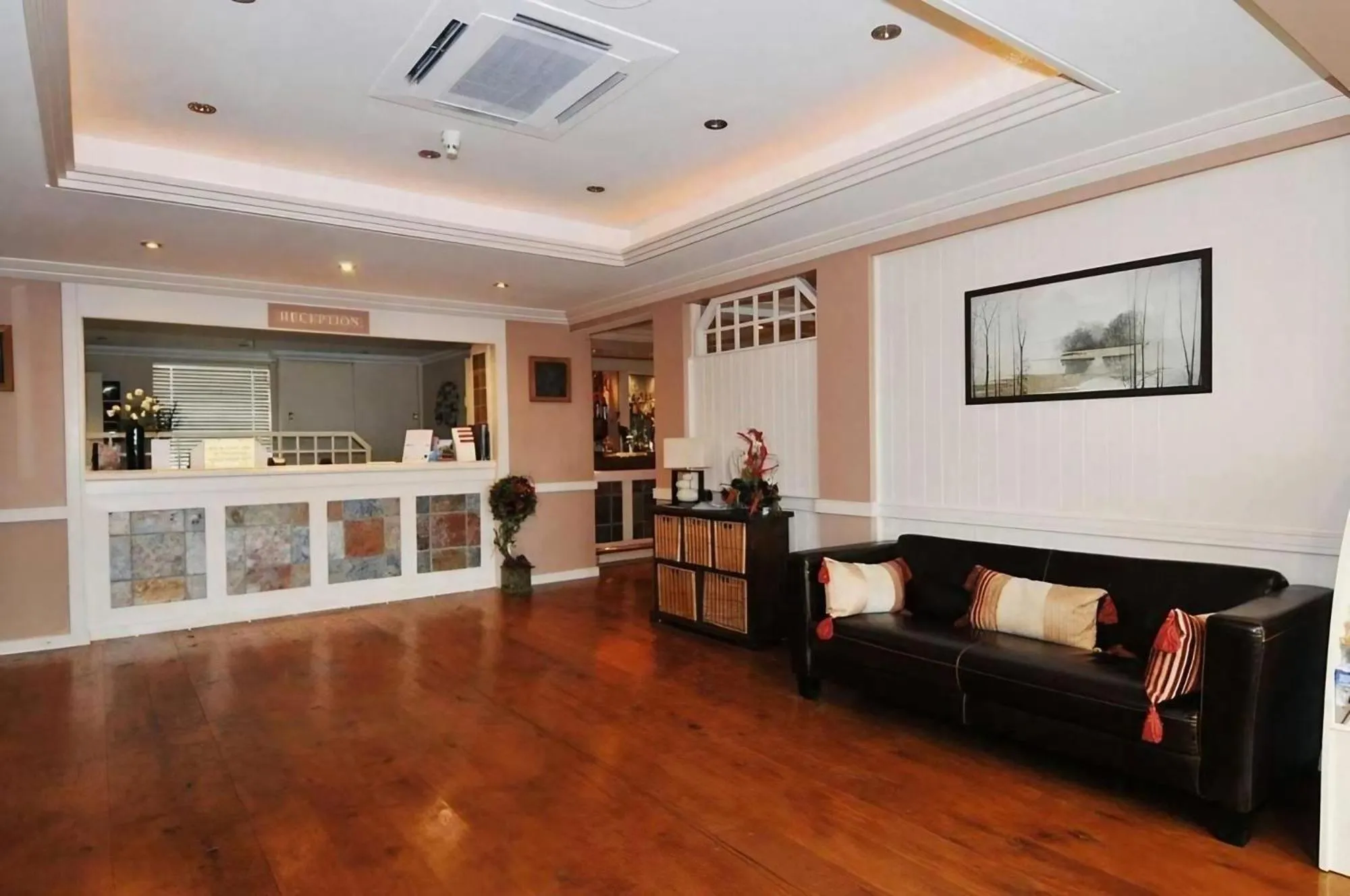 Lobby or reception in Supreme Inn Boston