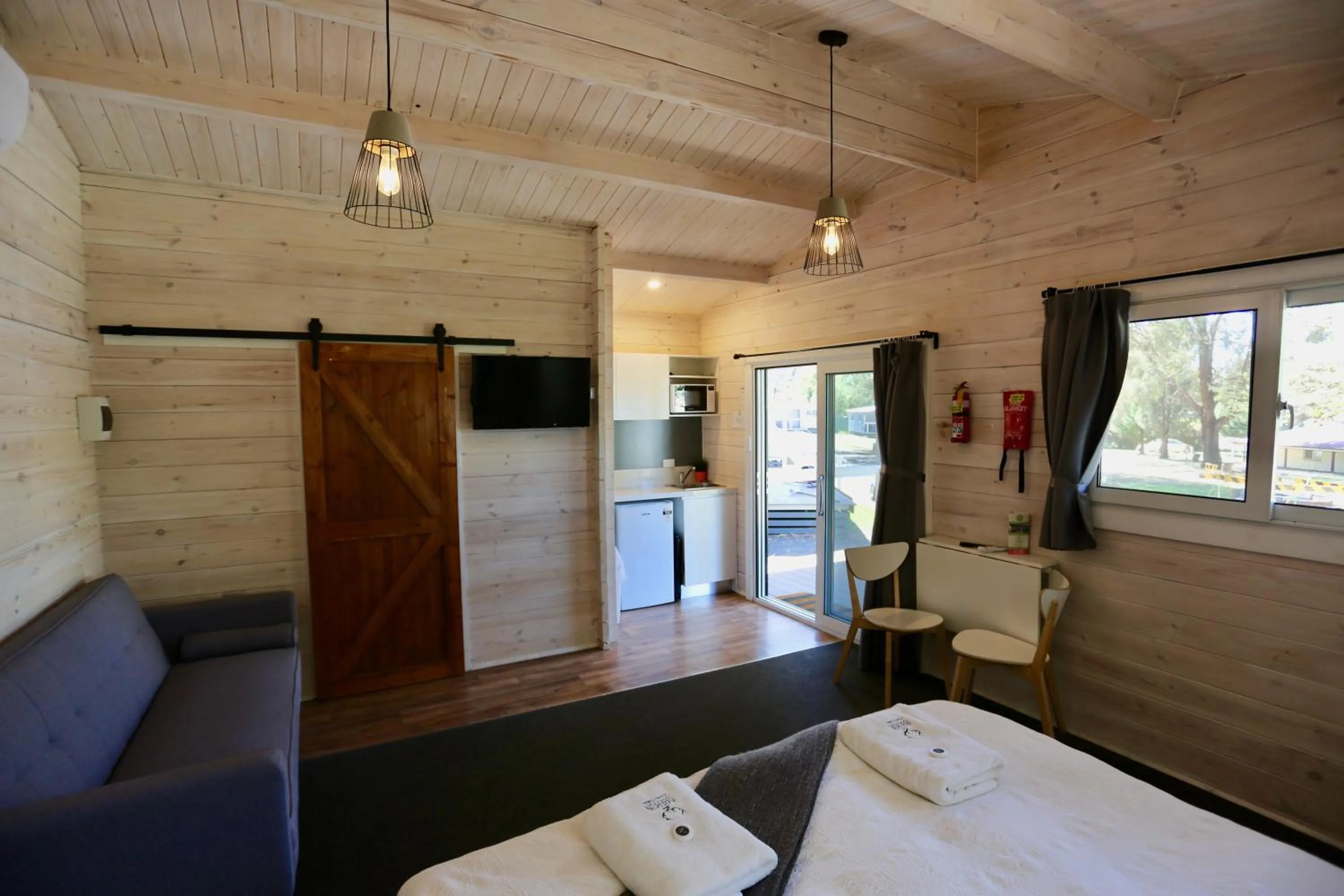 Kitchen or kitchenette, Bed in Jenolan Holiday Park Oberon