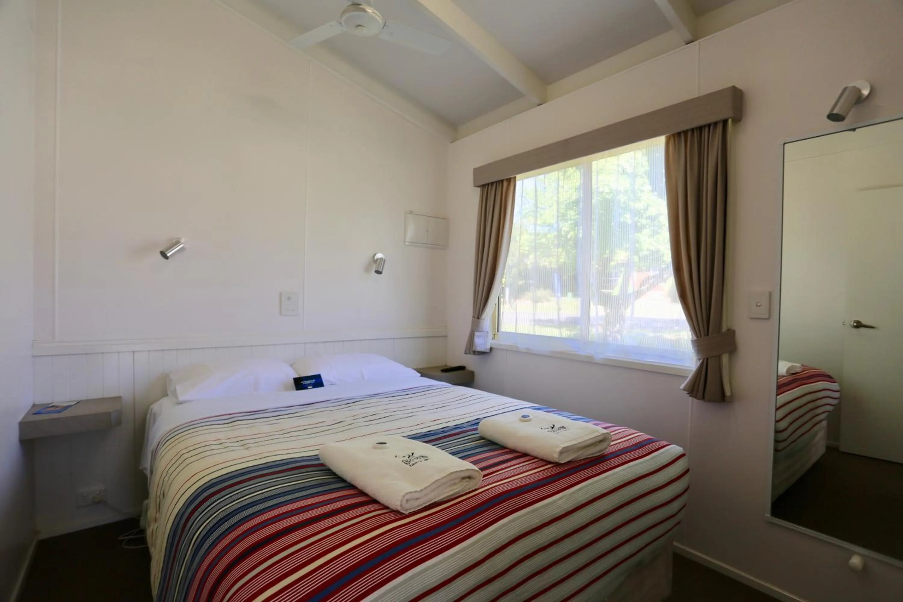 Bedroom, Bed in Jenolan Holiday Park Oberon