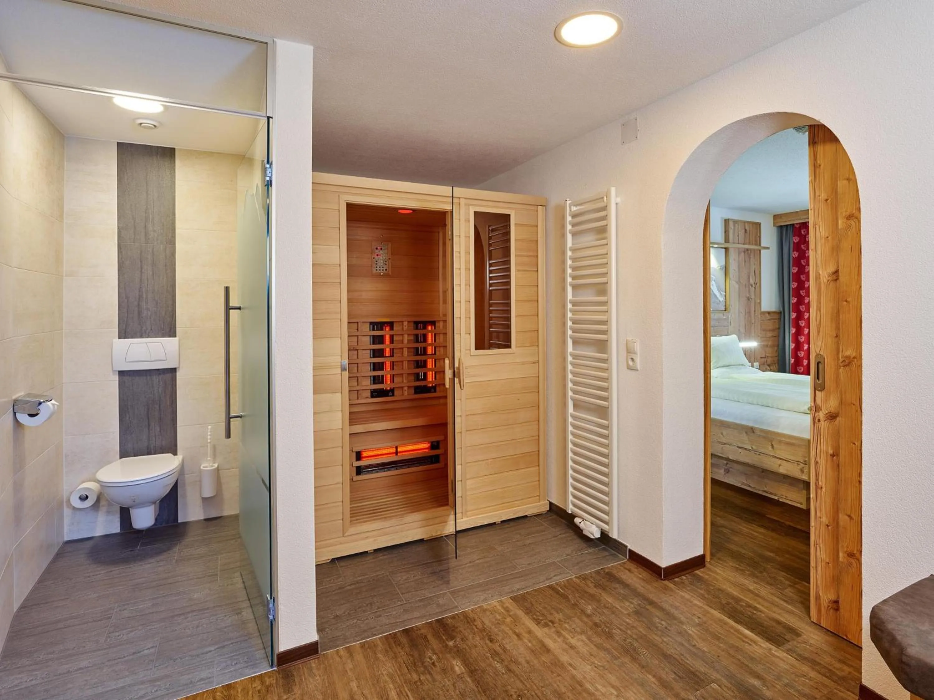 Bathroom, Bed in Hotel Gundolf