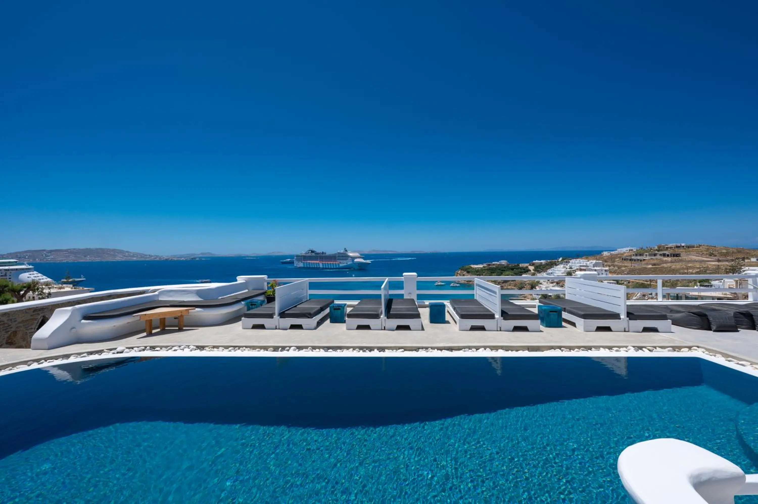 Flaskos Luxury Suites