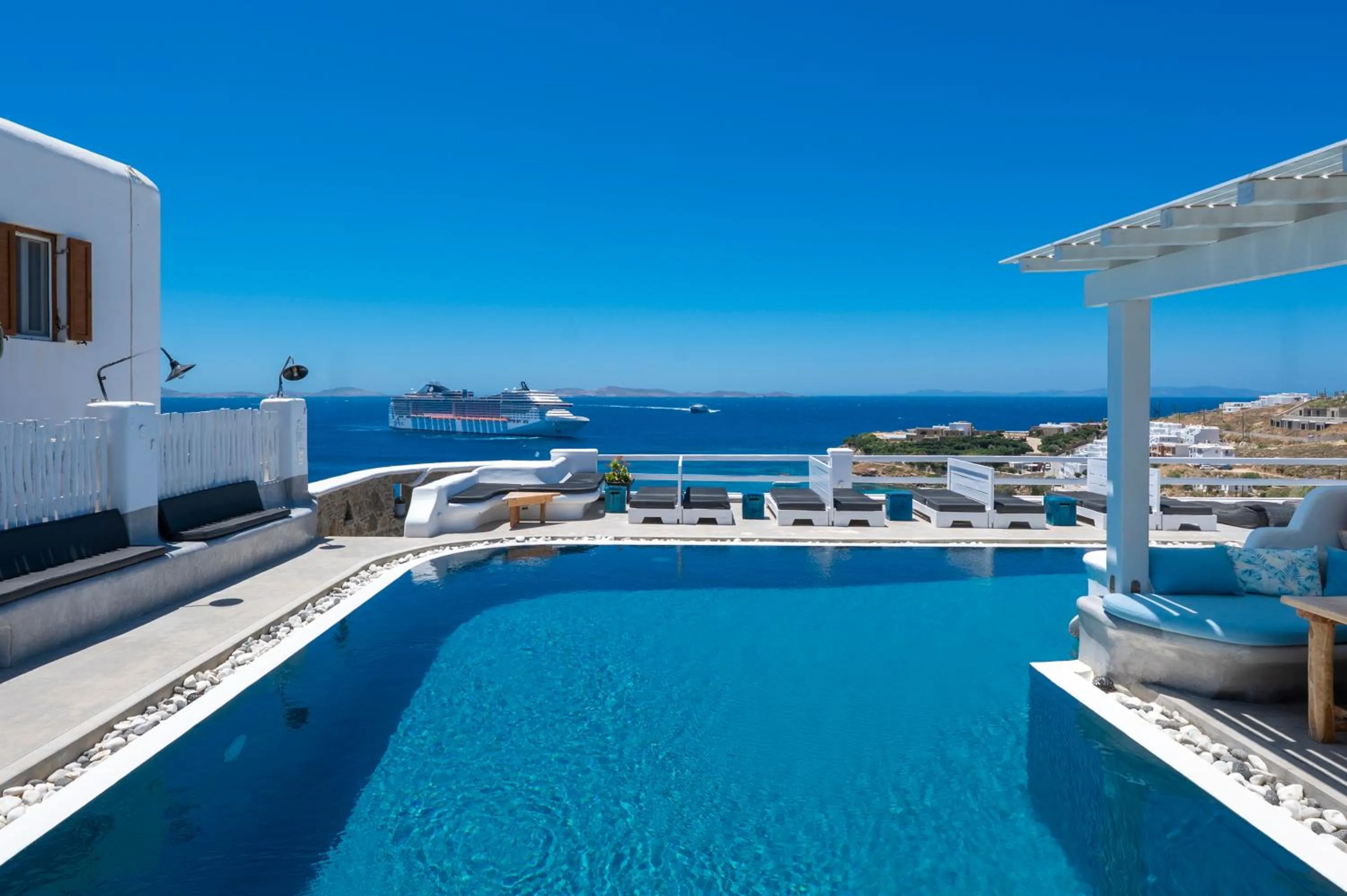 Flaskos Luxury Suites