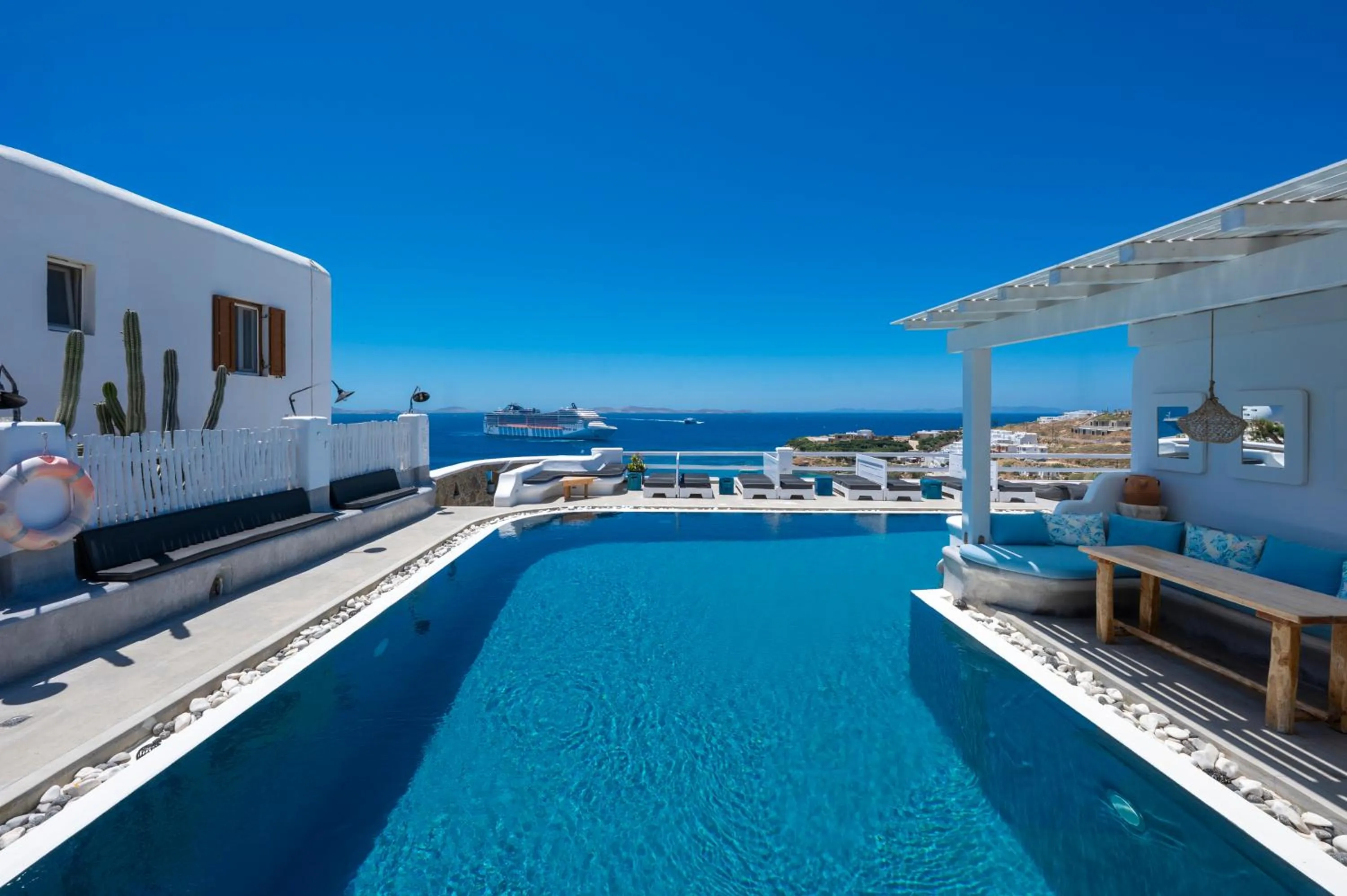 Flaskos Luxury Suites