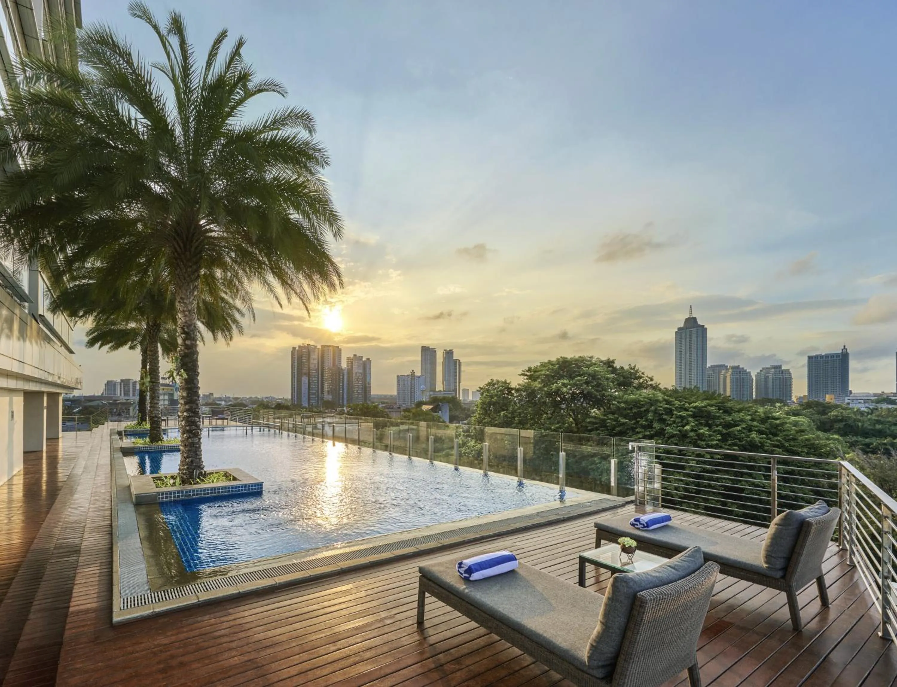 Swimming pool in Oakwood Suites La Maison Jakarta