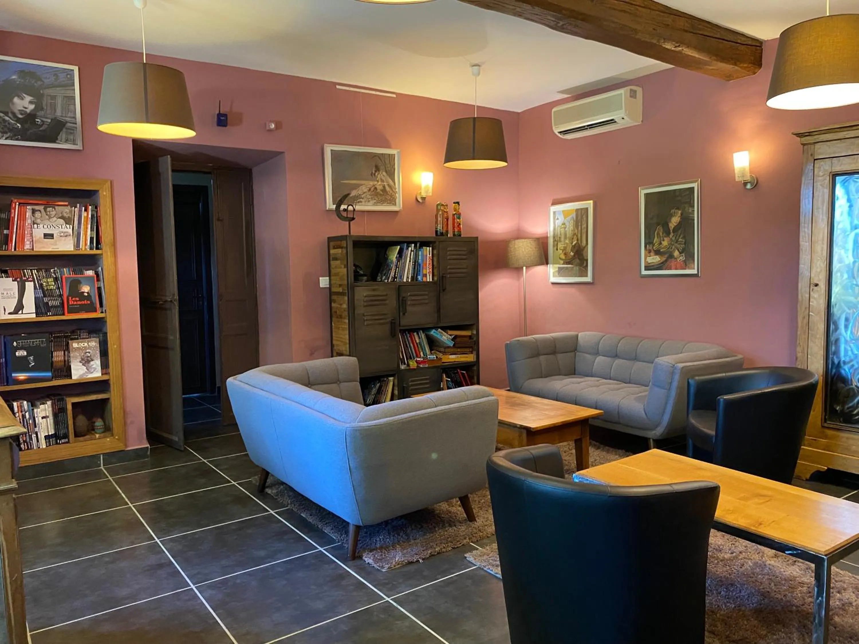 Communal lounge/ TV room in Logis Hôtel Château De Palaja