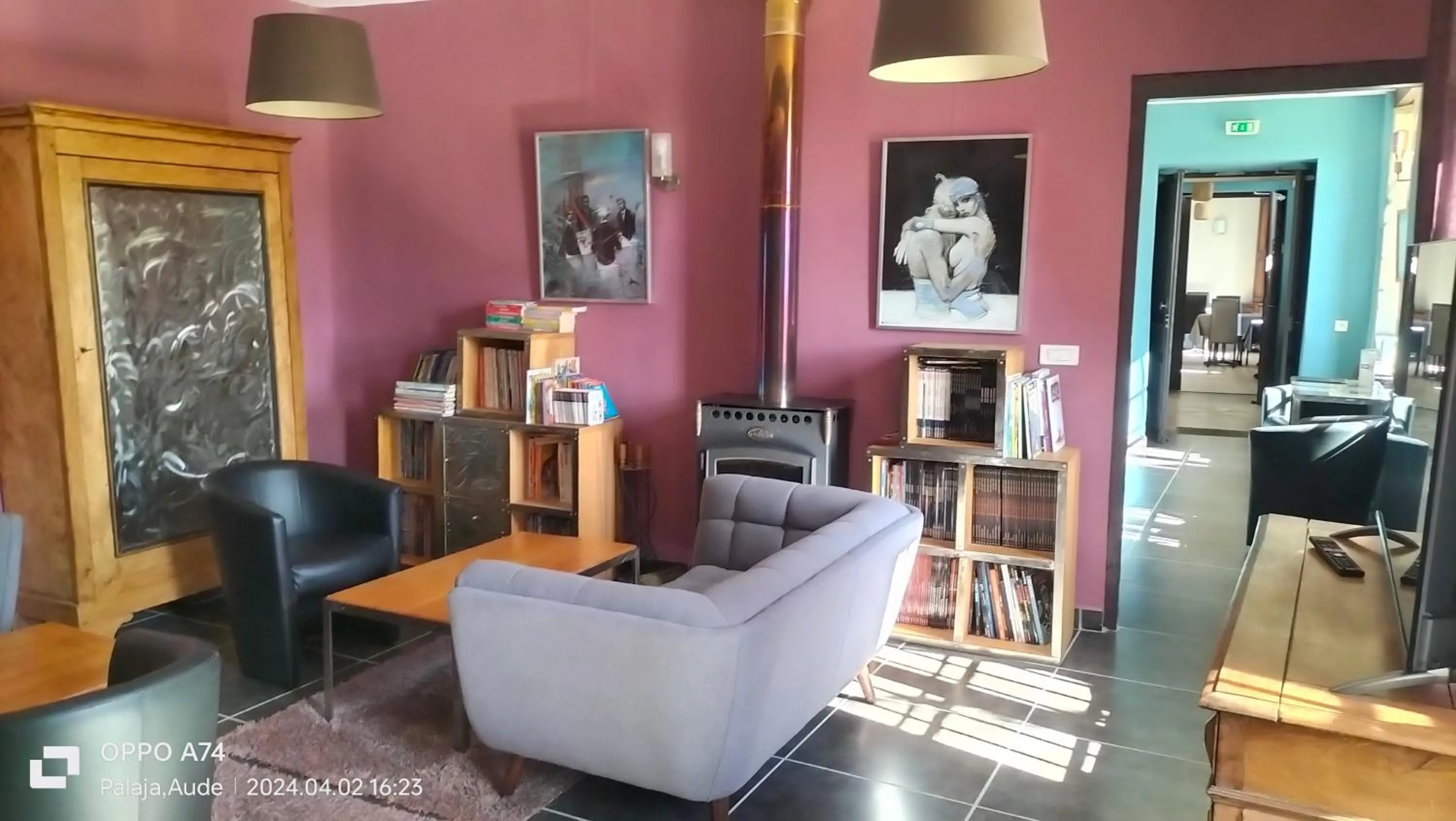 Communal lounge/ TV room in Logis Hôtel Château De Palaja