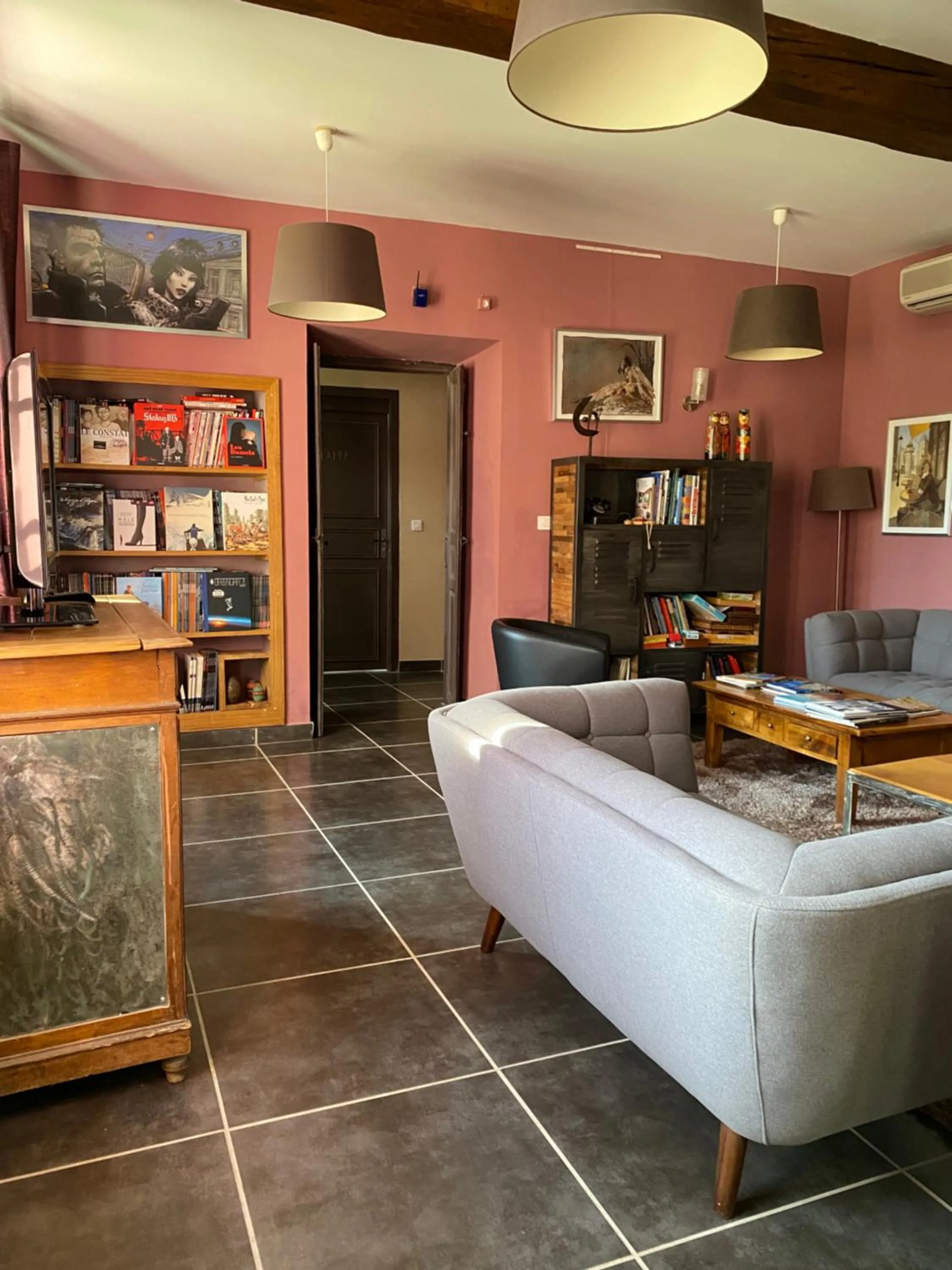 Communal lounge/ TV room in Logis Hôtel Château De Palaja