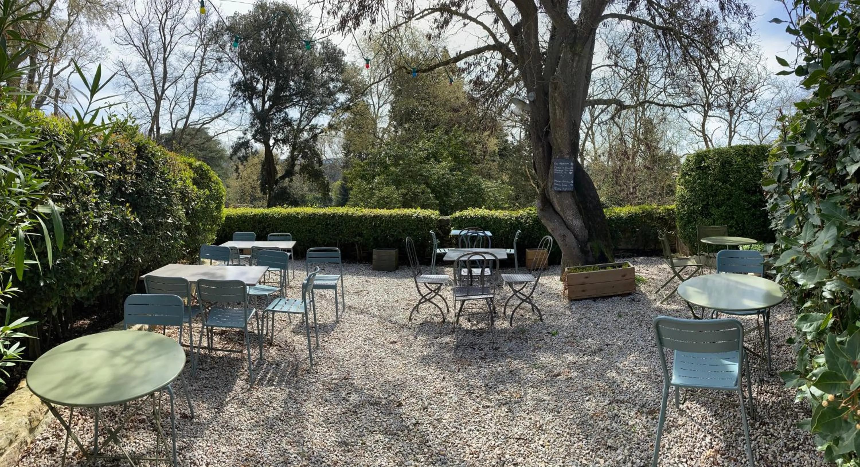 Patio in Logis Hôtel Château De Palaja