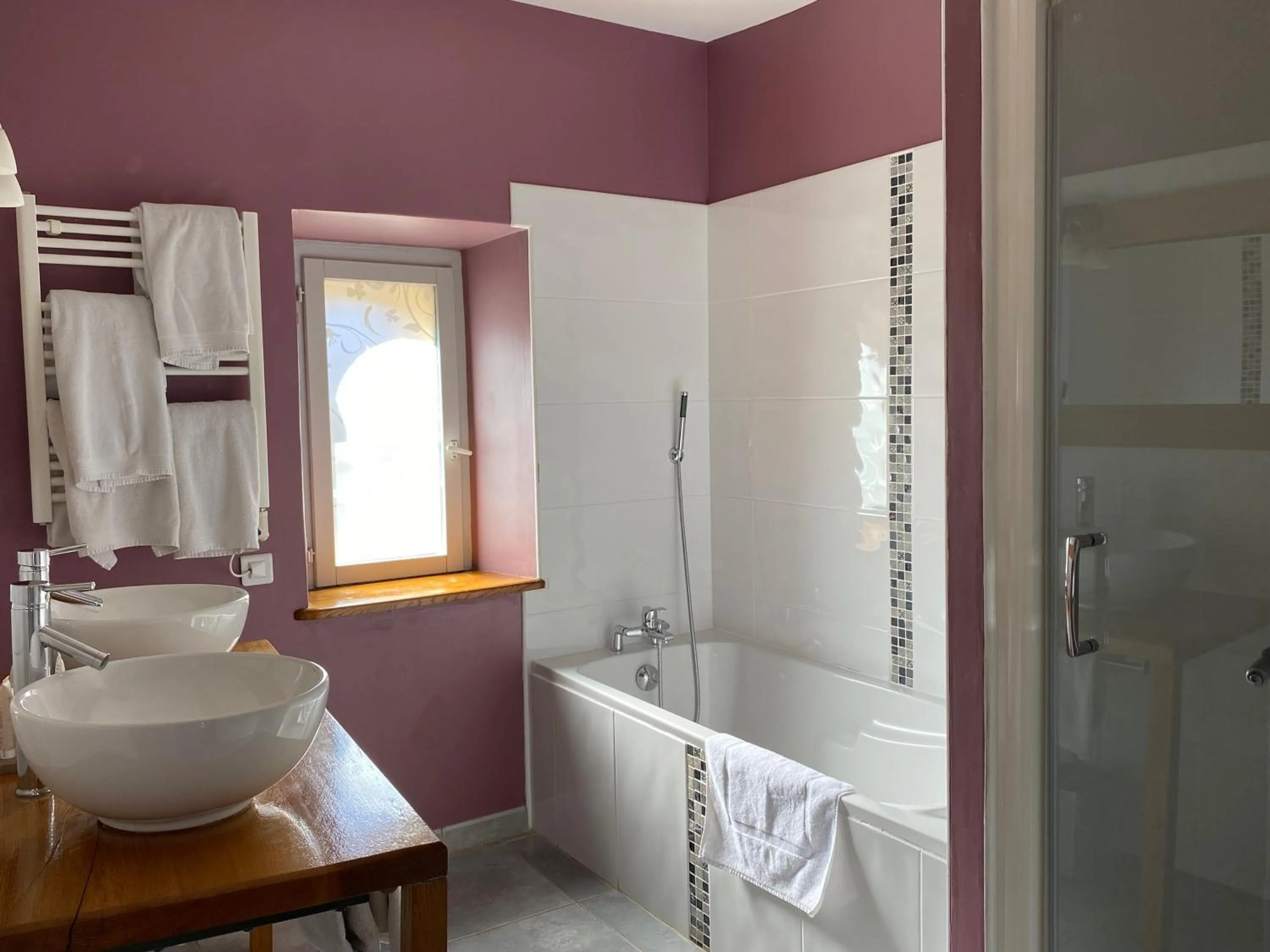 Shower in Logis Hôtel Château De Palaja