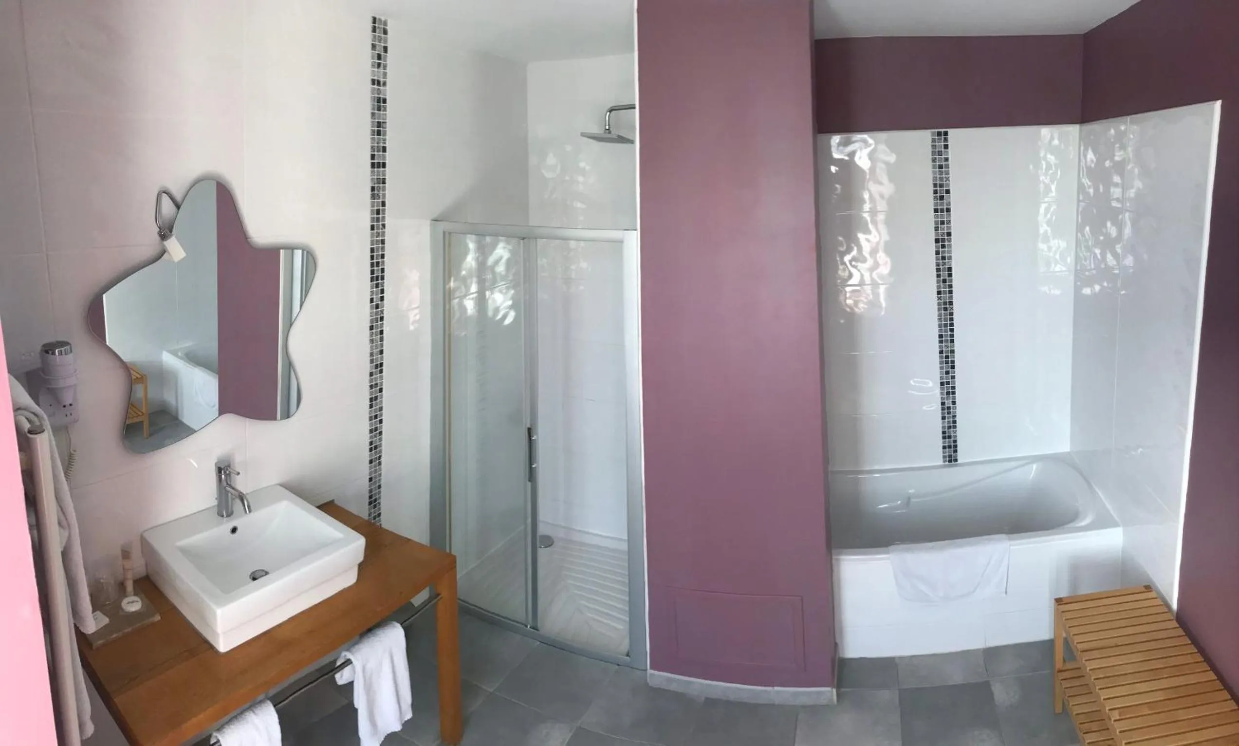 Bathroom in Logis Hôtel Château De Palaja