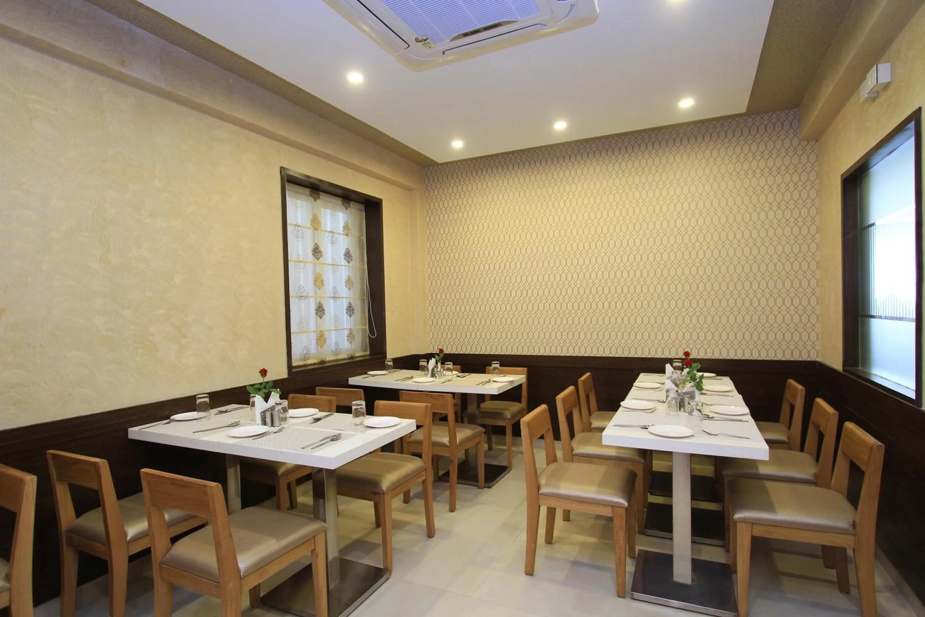 Restaurant/places to eat in La Sara Regent