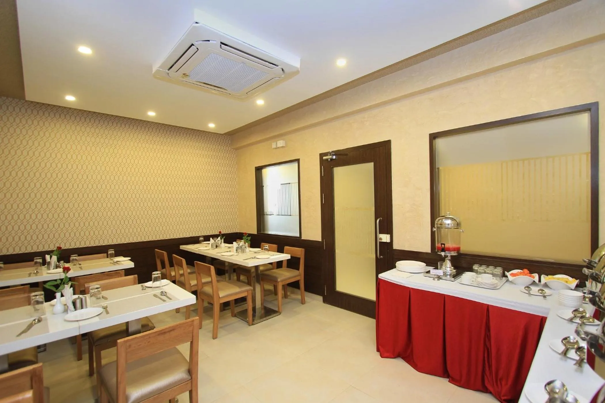 Restaurant/places to eat in La Sara Regent