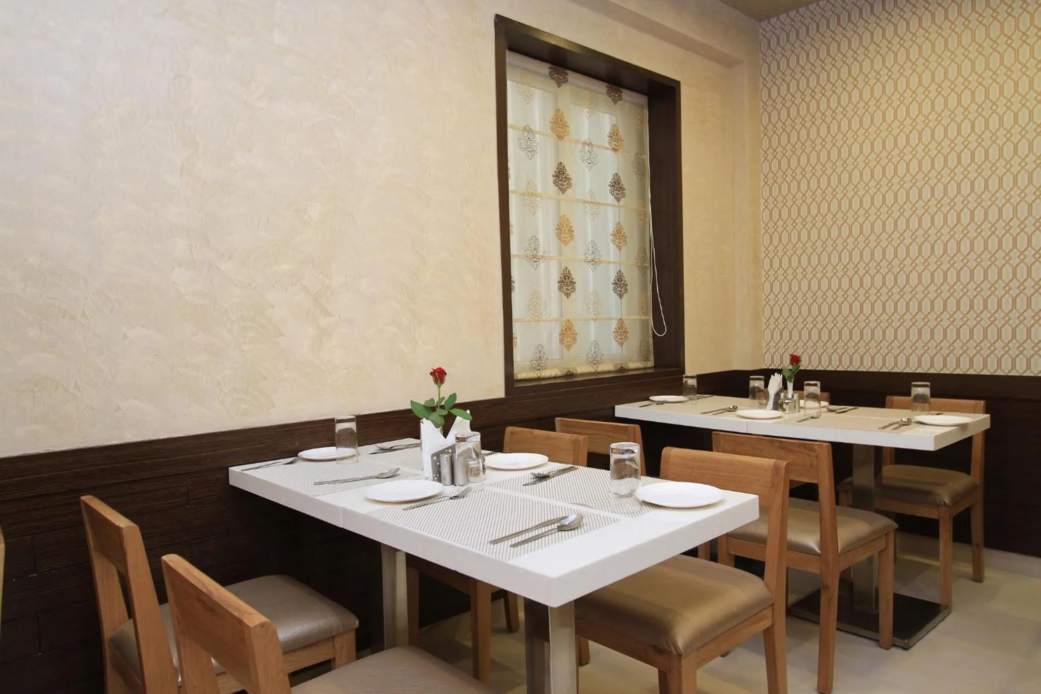 Dining area in La Sara Regent