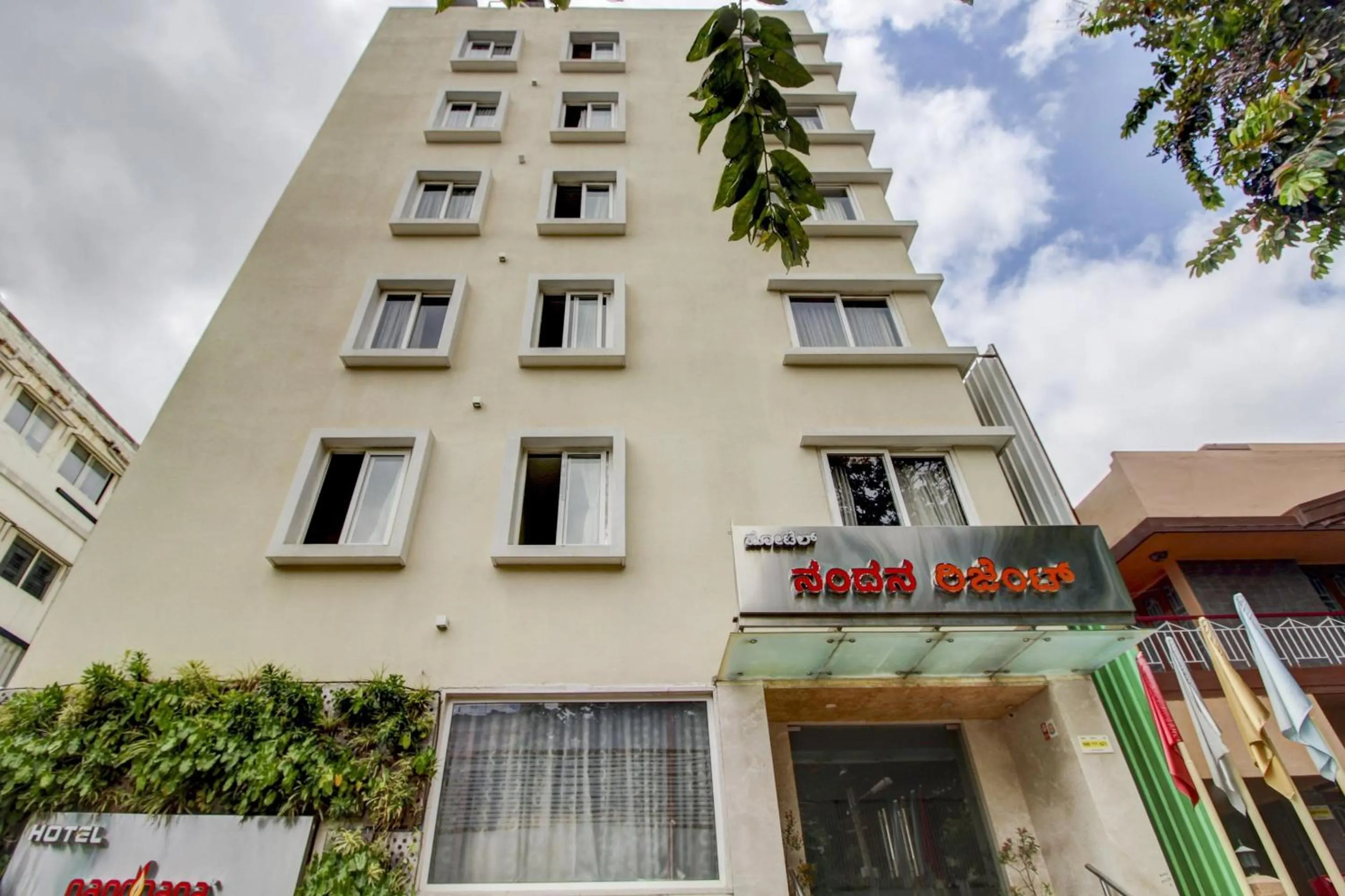 Facade/entrance in La Sara Regent