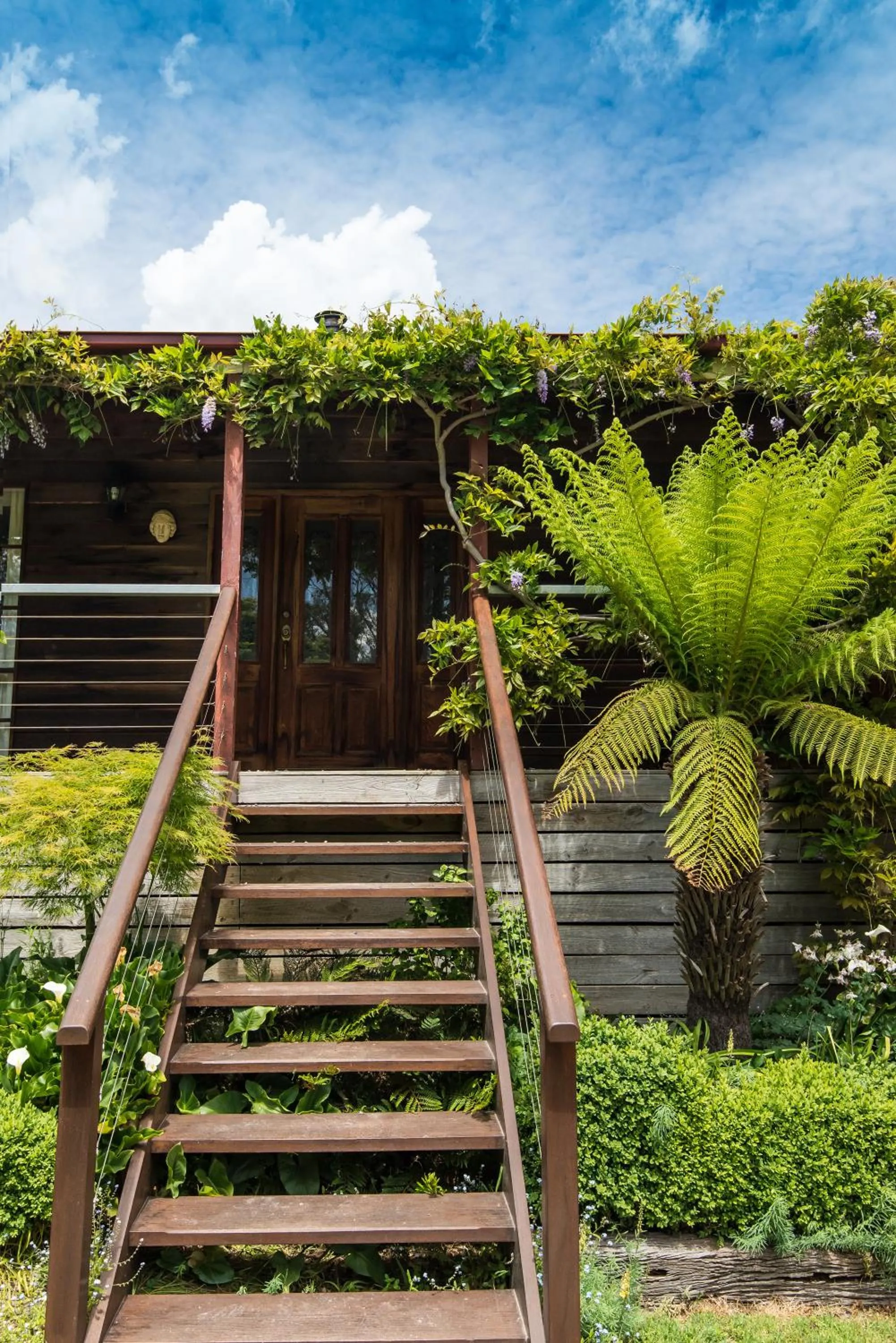 Facade/entrance in Hollyhock