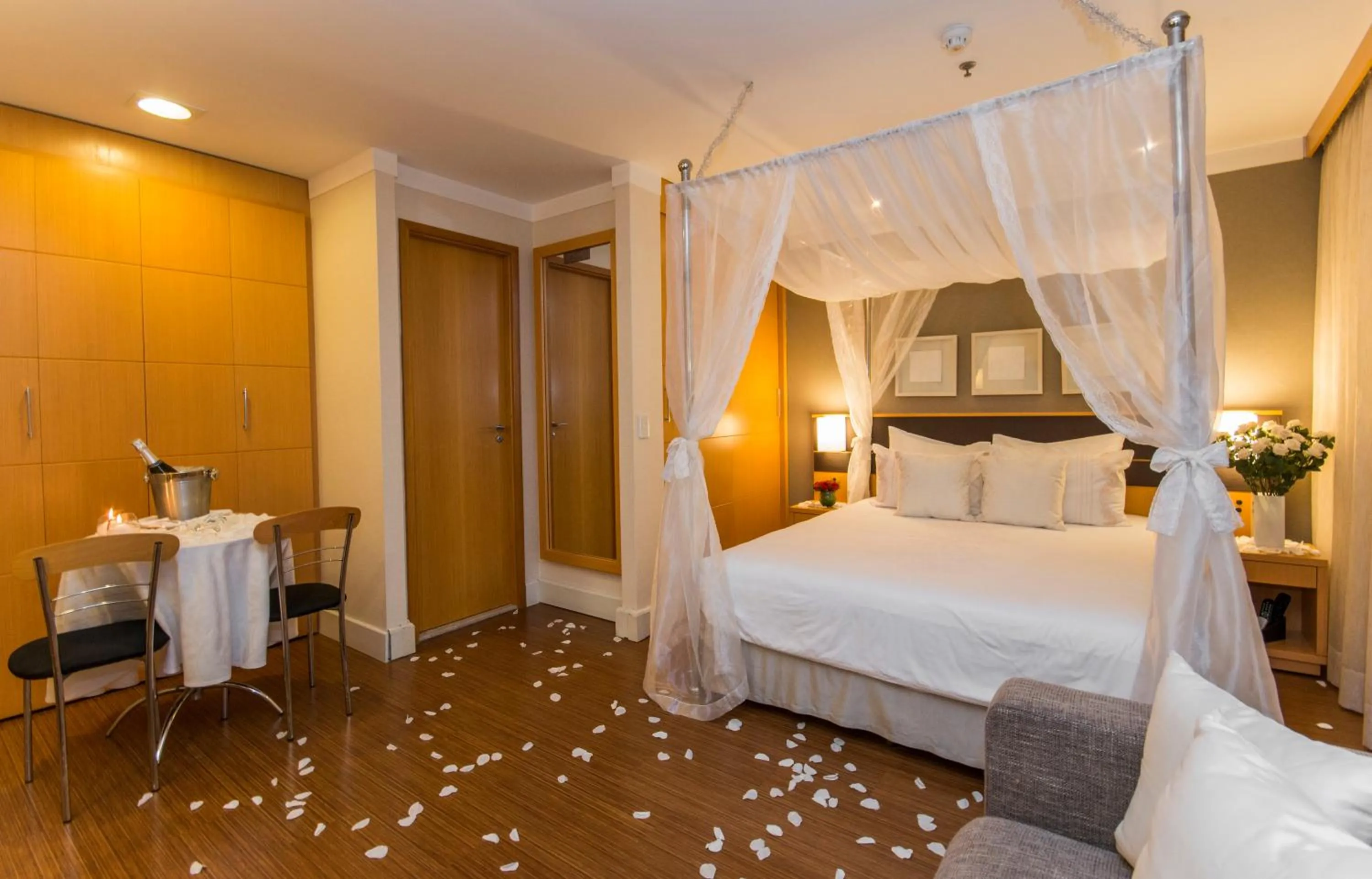 Photo of the whole room, Bed in Transamerica Executive Jardins