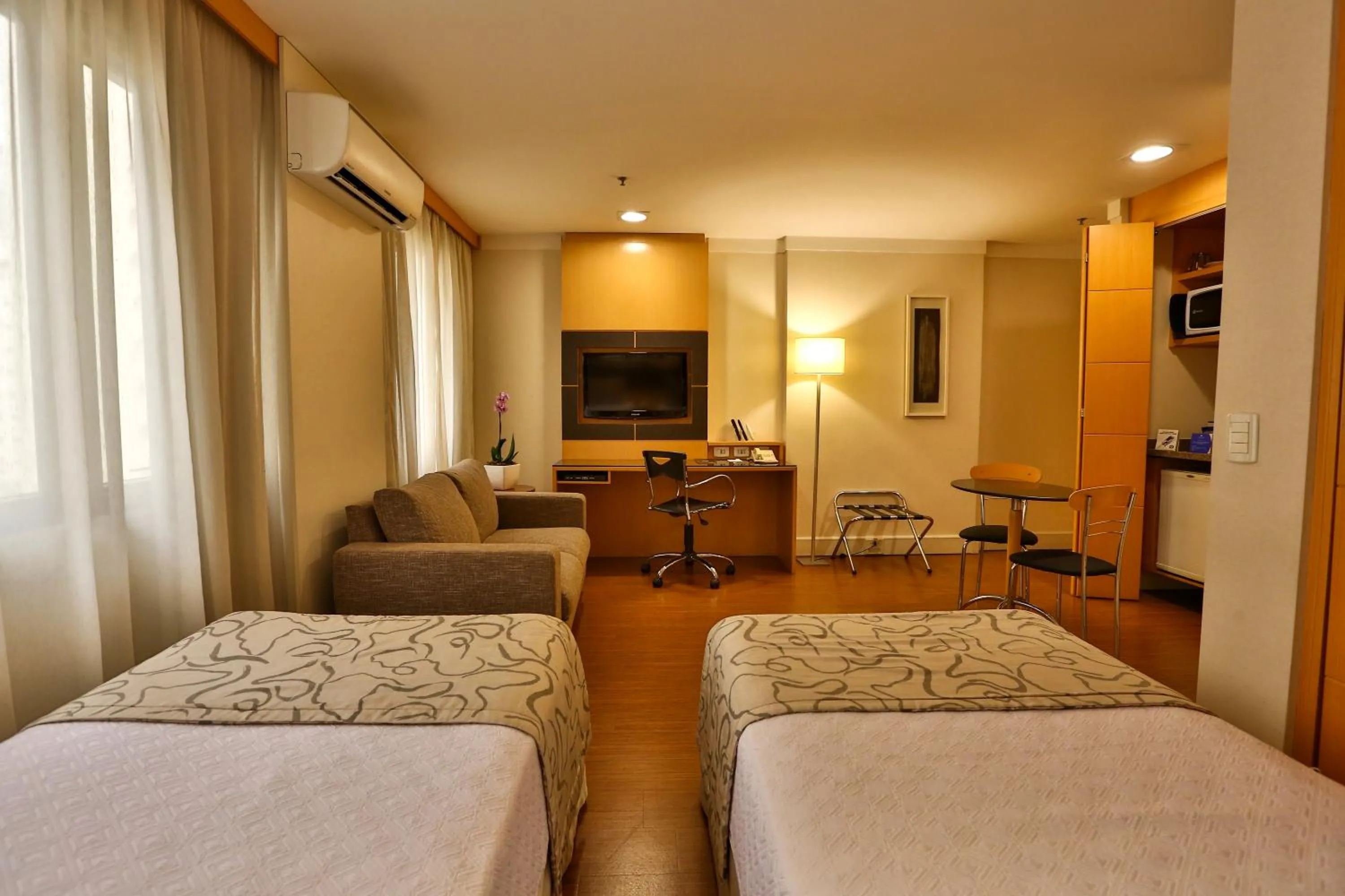 Photo of the whole room, Bed in Transamerica Executive Jardins