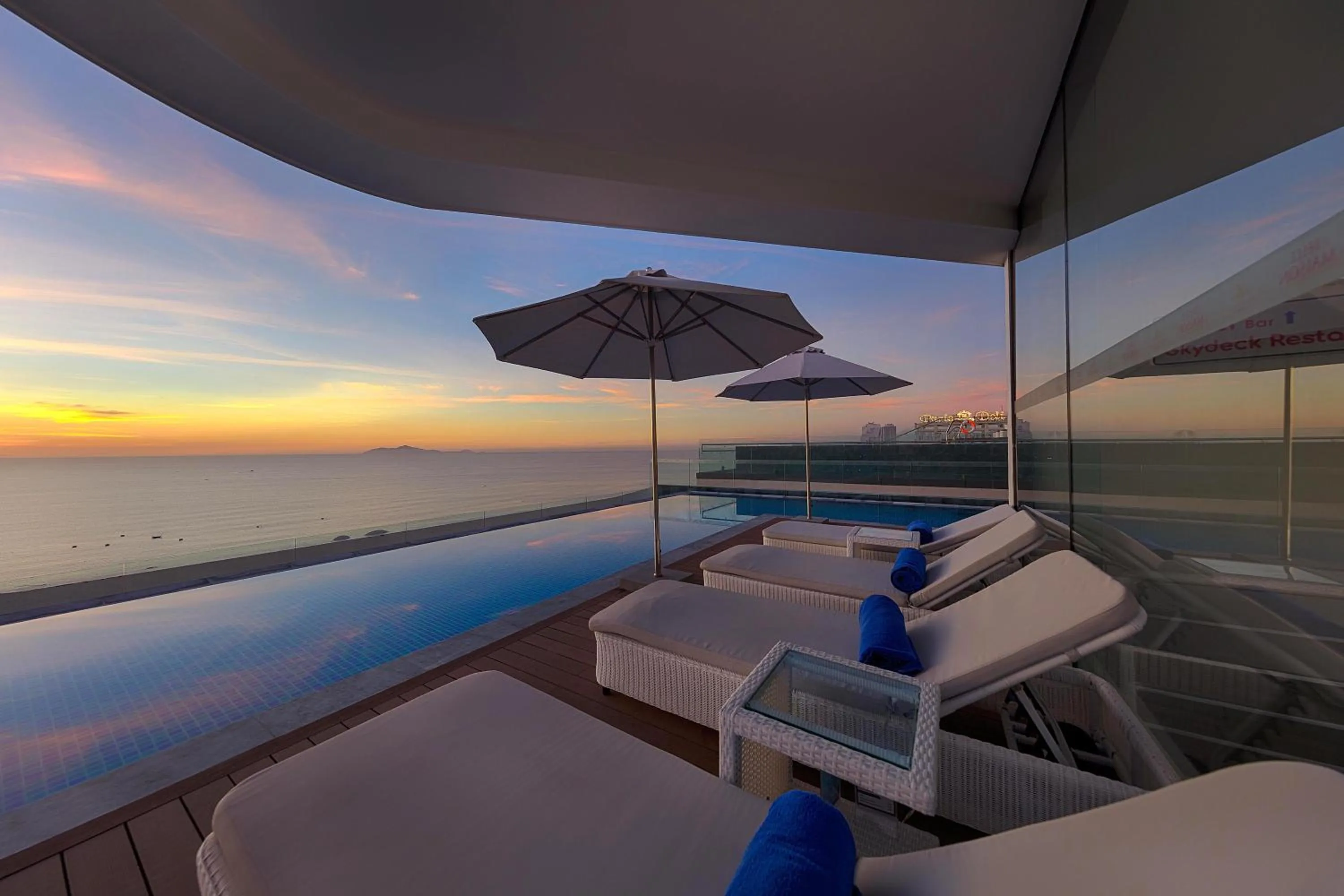 Swimming pool in Parosand Da Nang Hotel -Belle Maison Parosand Da Nang Hotel