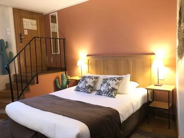Bed in Hôtel Saint-Laurent, The Originals Relais