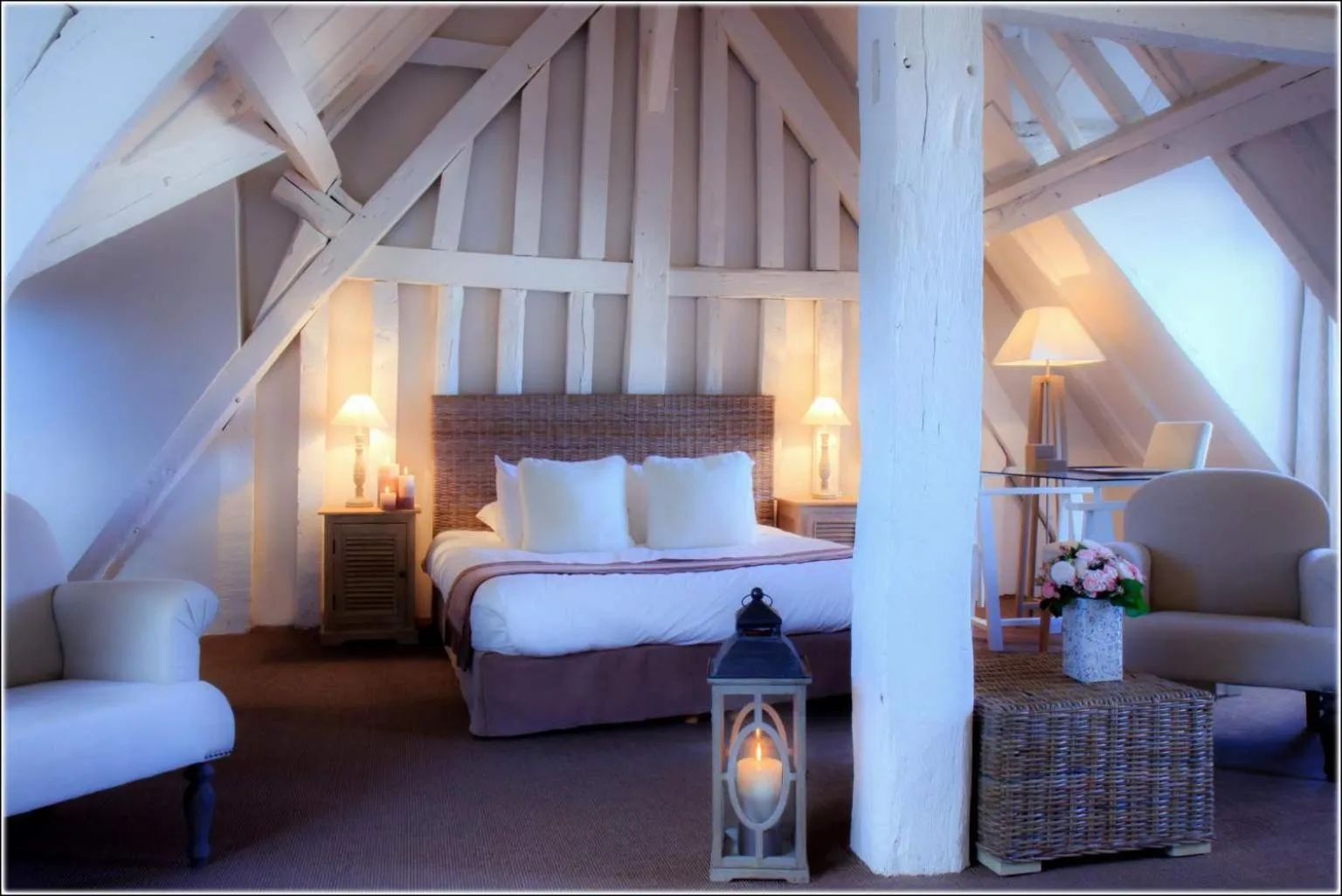 Bed in Hôtel Saint-Laurent, The Originals Relais