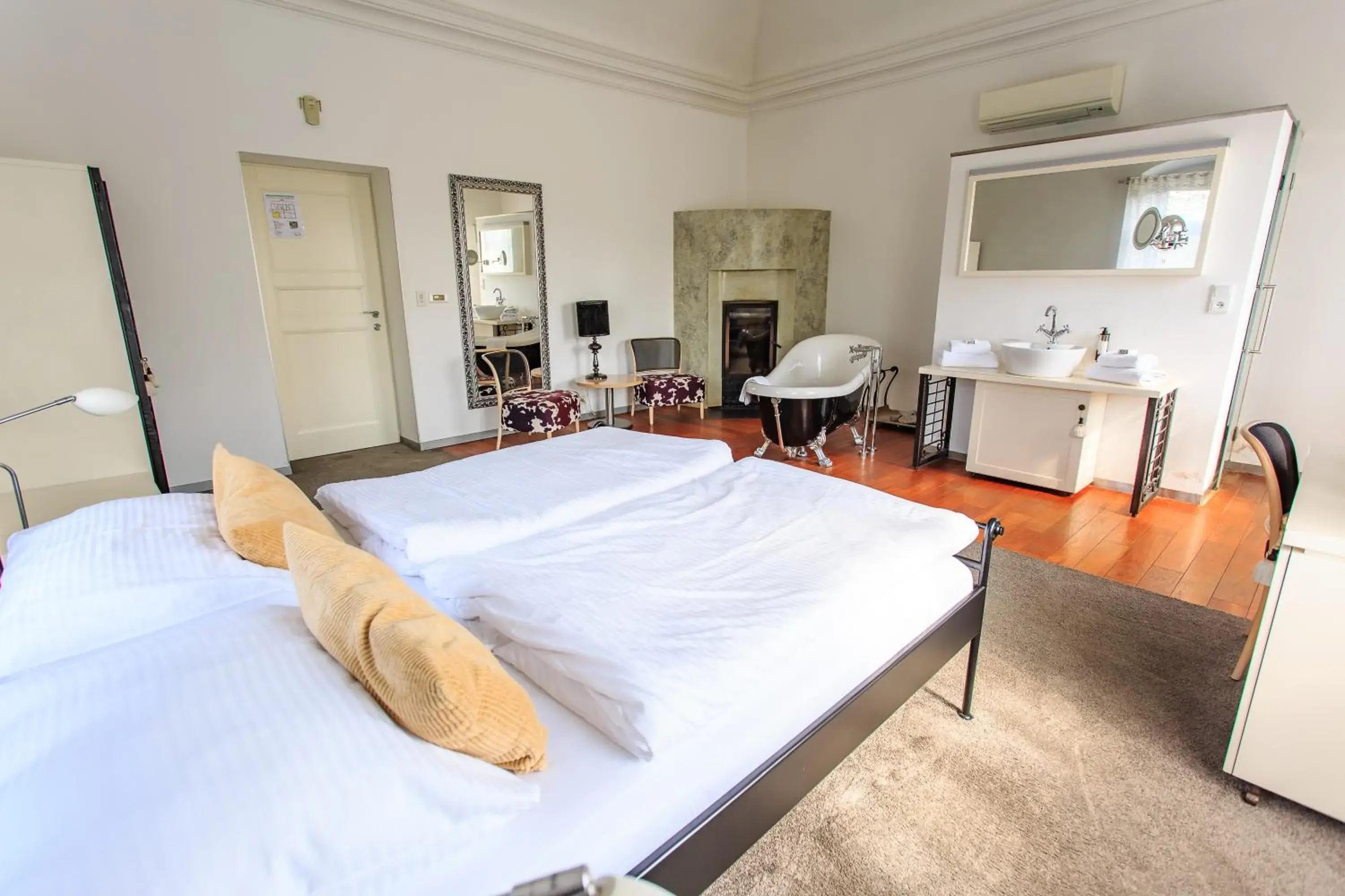 Deluxe Double Room with Bath in Hotel Villa Nečas Žilina Deluxe Double Room with Bath in Hotel Villa Nečas Žilina