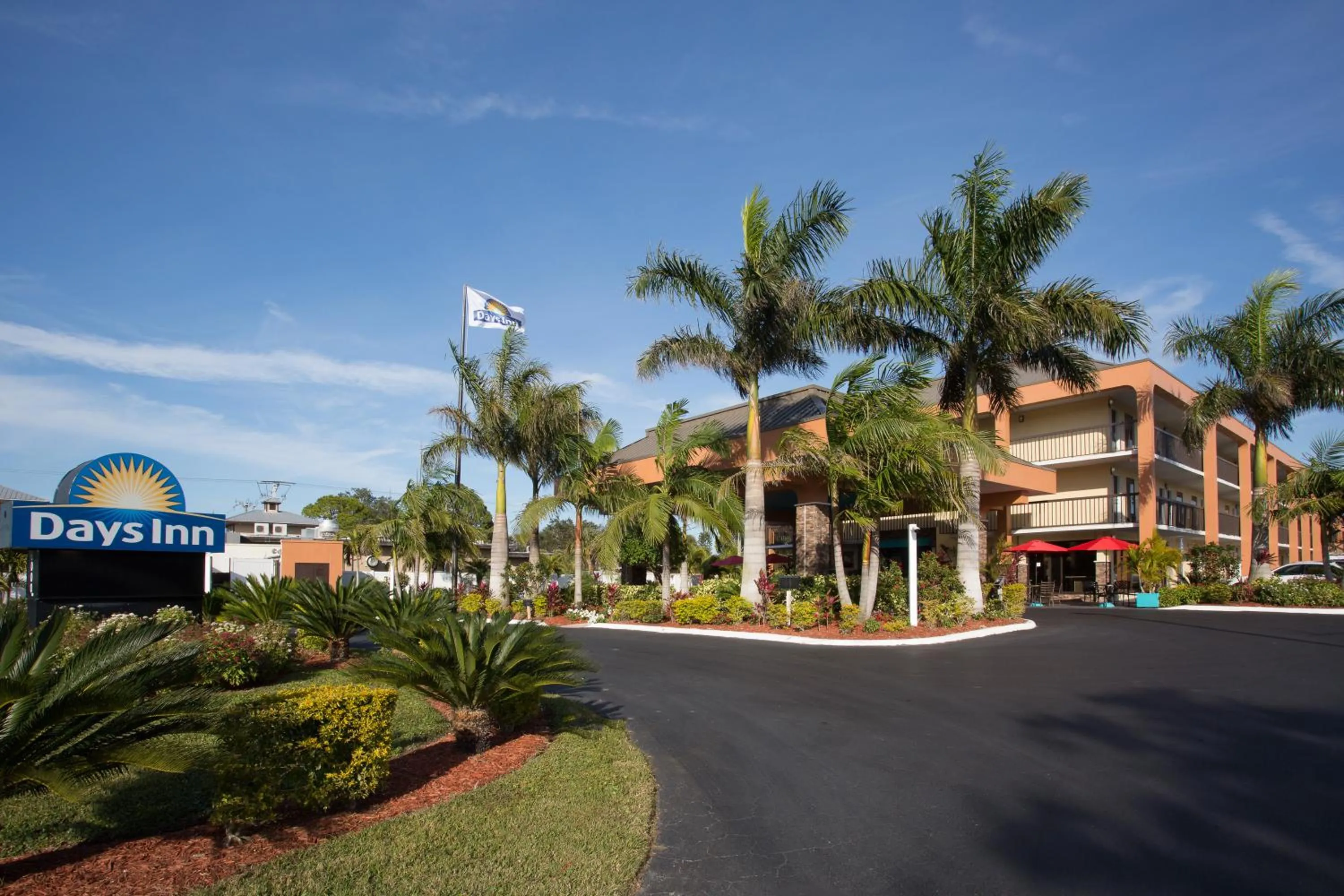 Facade/entrance in Days Inn by Wyndham Sarasota Bay