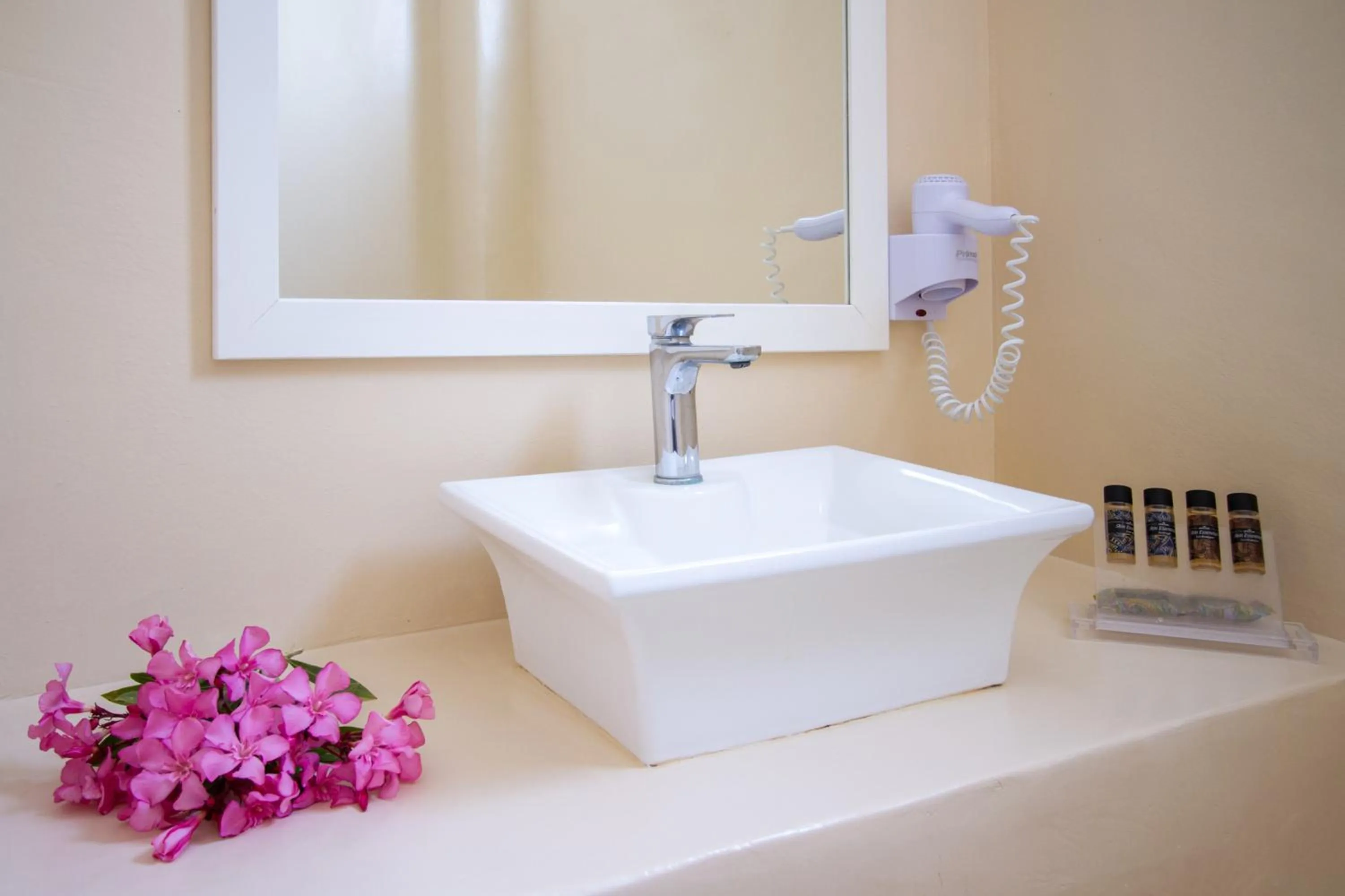 Bathroom in Sea Sound White Katikies