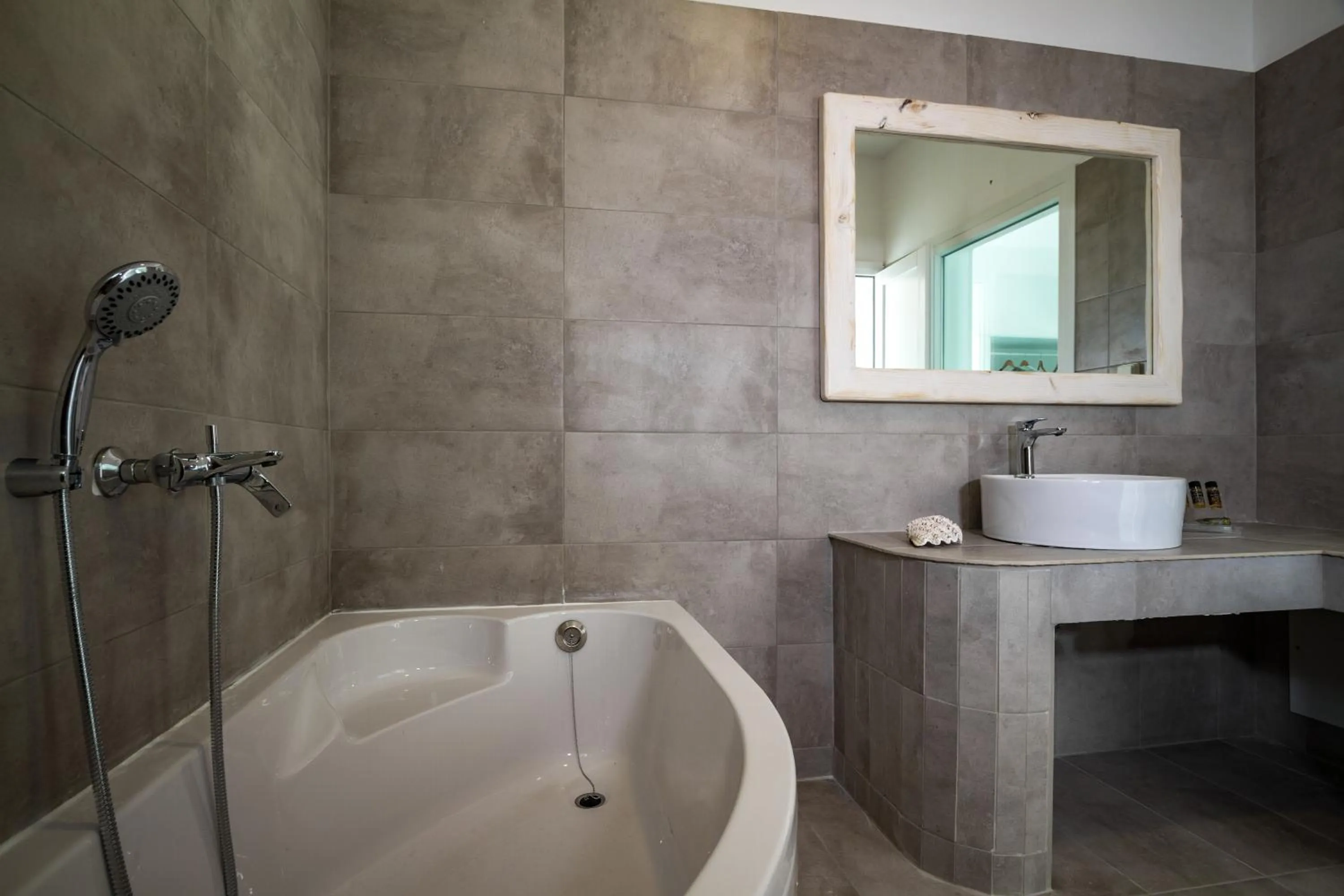 Bathroom in Sea Sound White Katikies