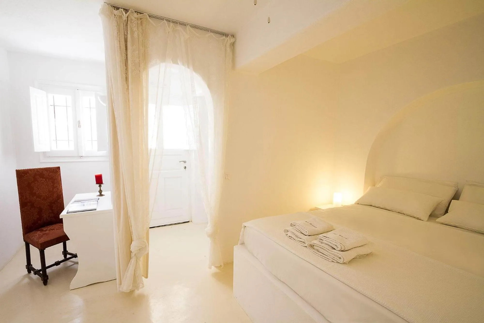 Bedroom, Bed in Sea Sound White Katikies