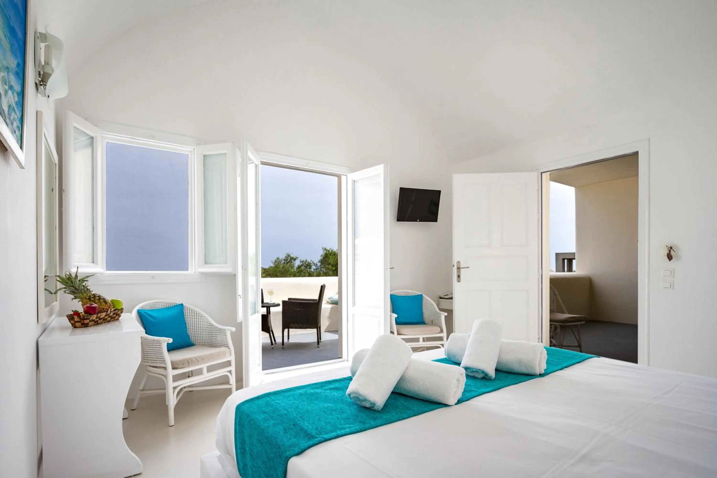 Bedroom, Bed in Sea Sound White Katikies