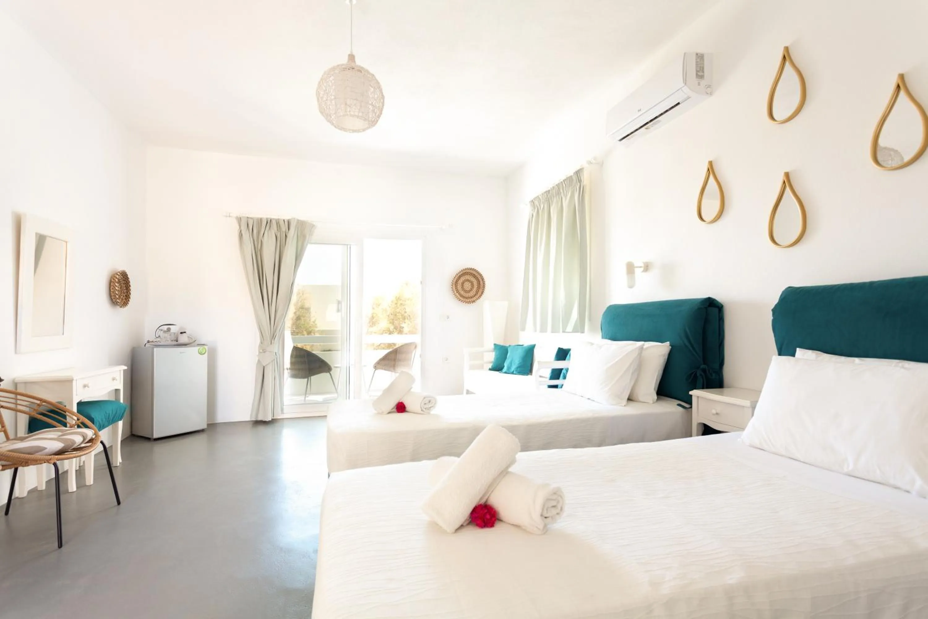 Bedroom, Bed in Sea Sound White Katikies