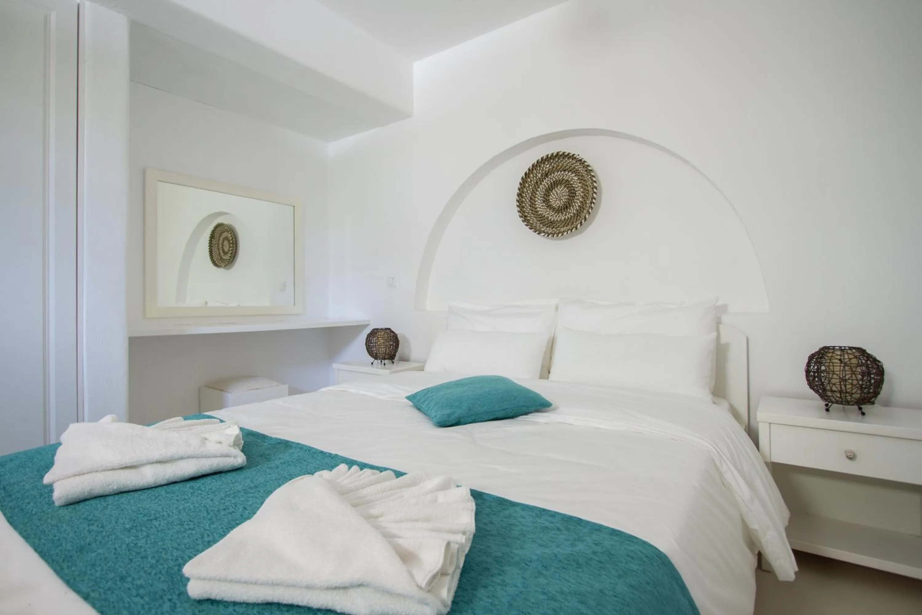 Bed in Sea Sound White Katikies