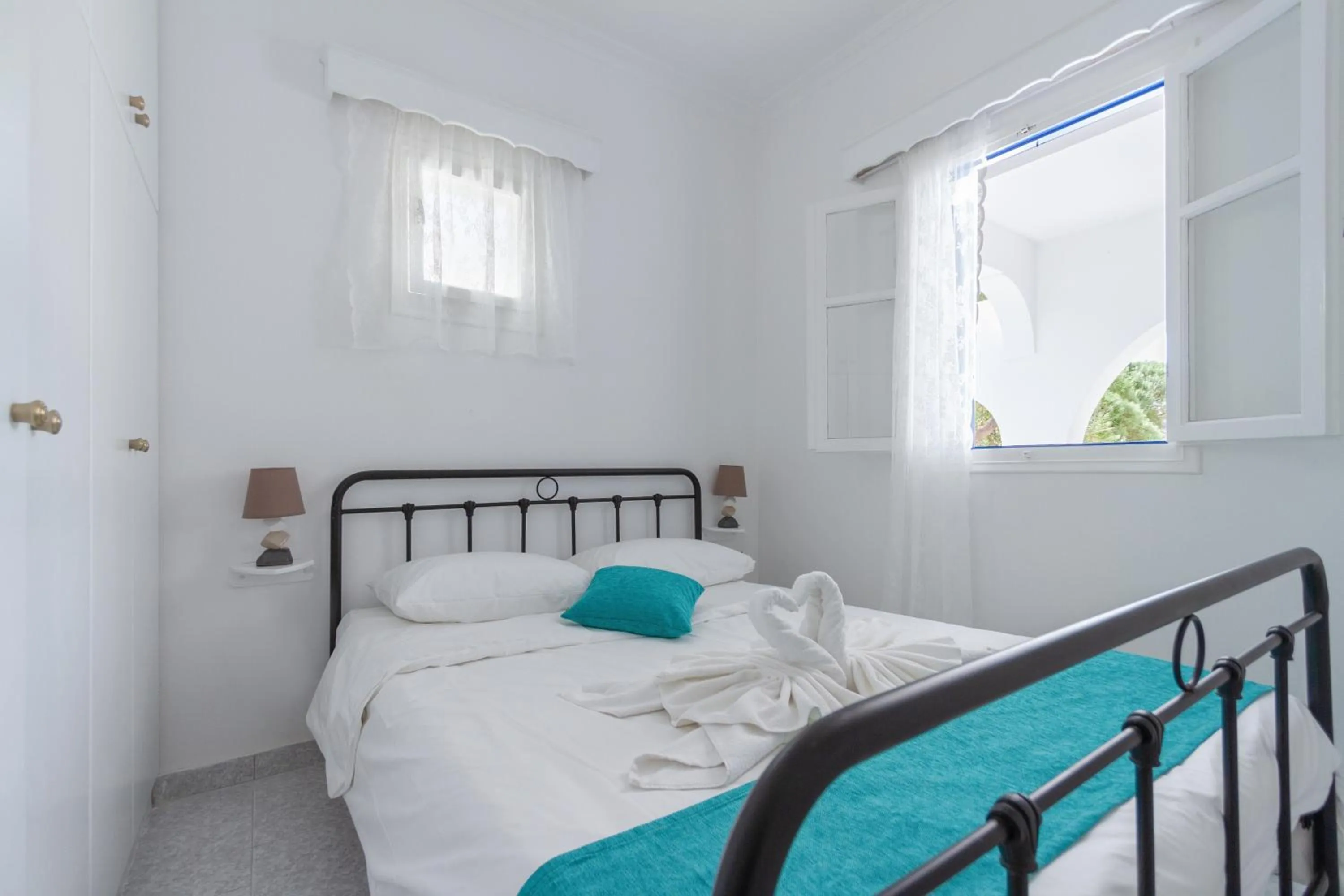 Bedroom, Bed in Sea Sound White Katikies