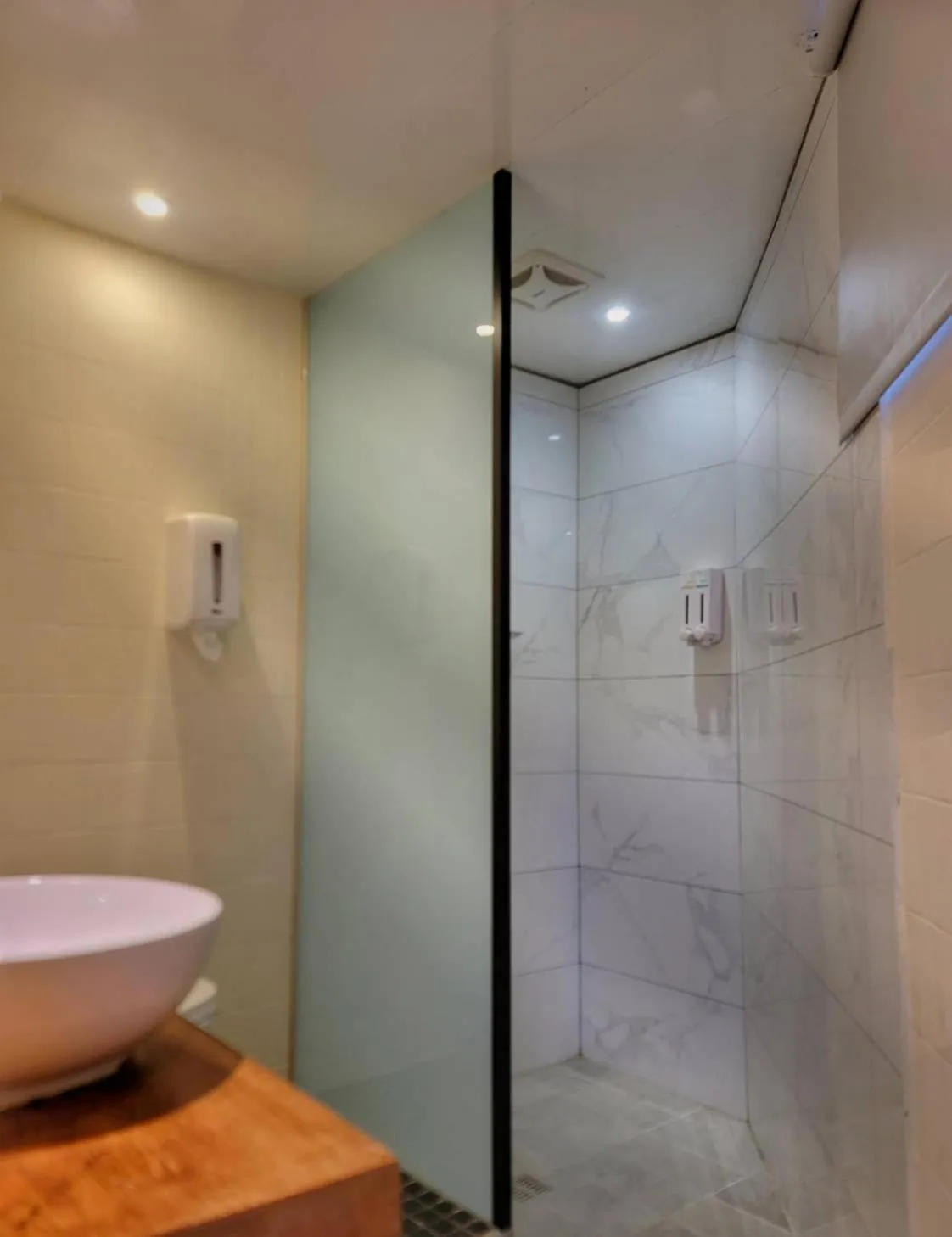 Shower in Artch Inn