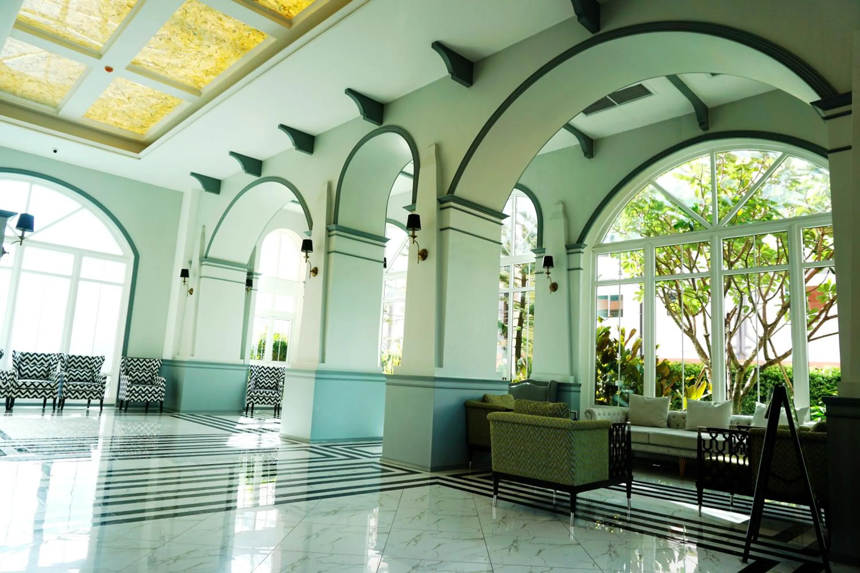 Communal lounge/ TV room in Seven Seas Resort Pattaya & Sofa bed