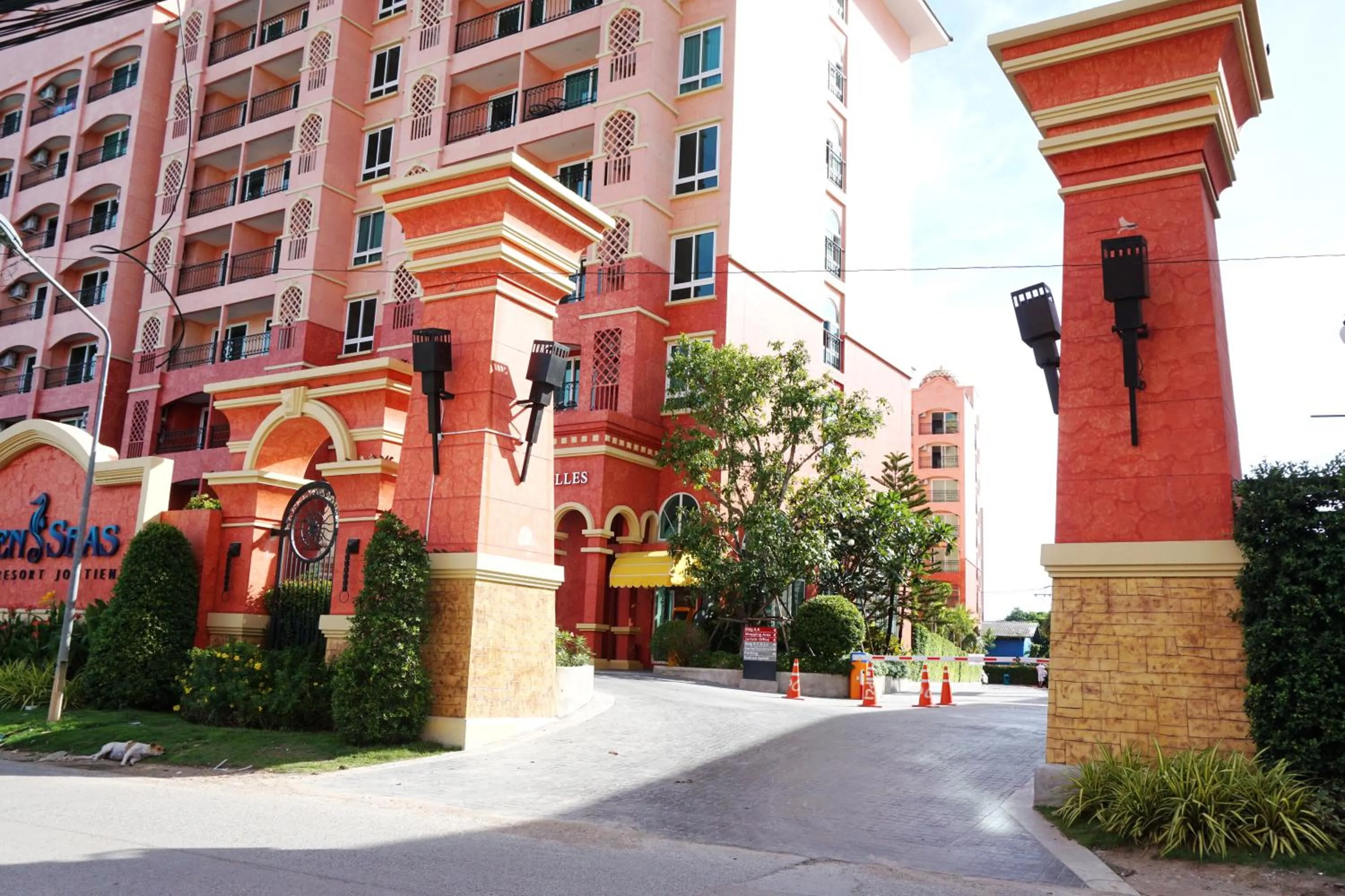 Facade/entrance in Seven Seas Resort Pattaya & Sofa bed