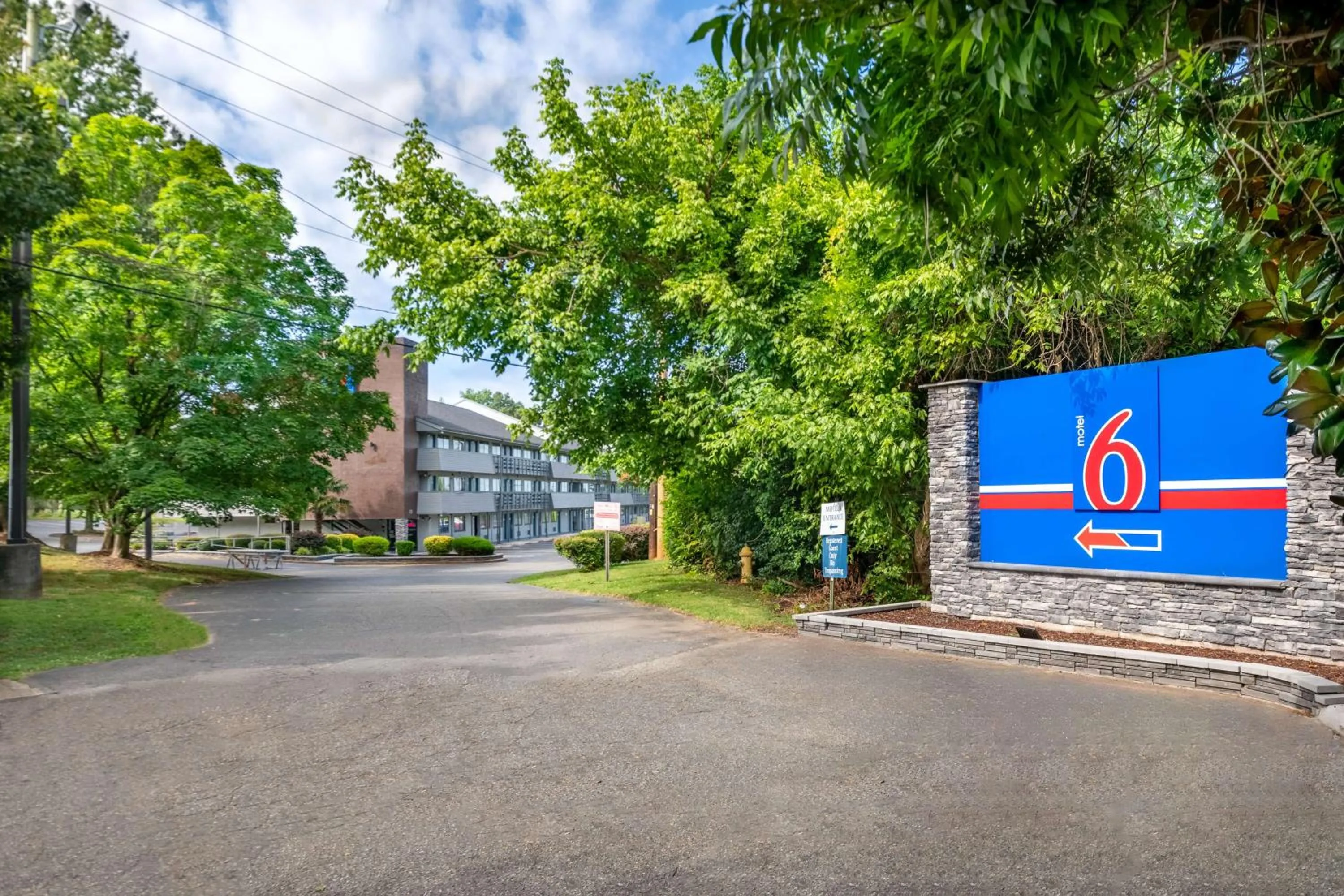 Property building in Motel 6-Charlotte, NC - Coliseum