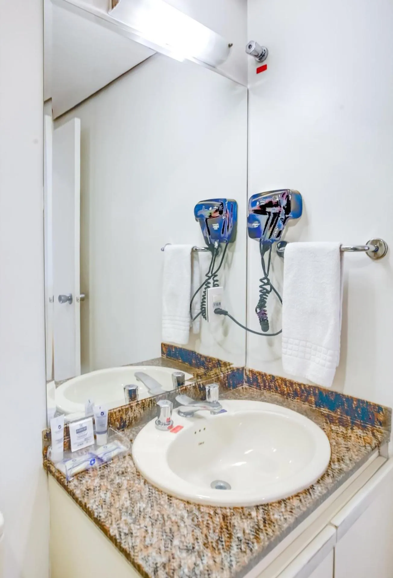 Bathroom in Roomo Transamerica SP Itaim Bibi