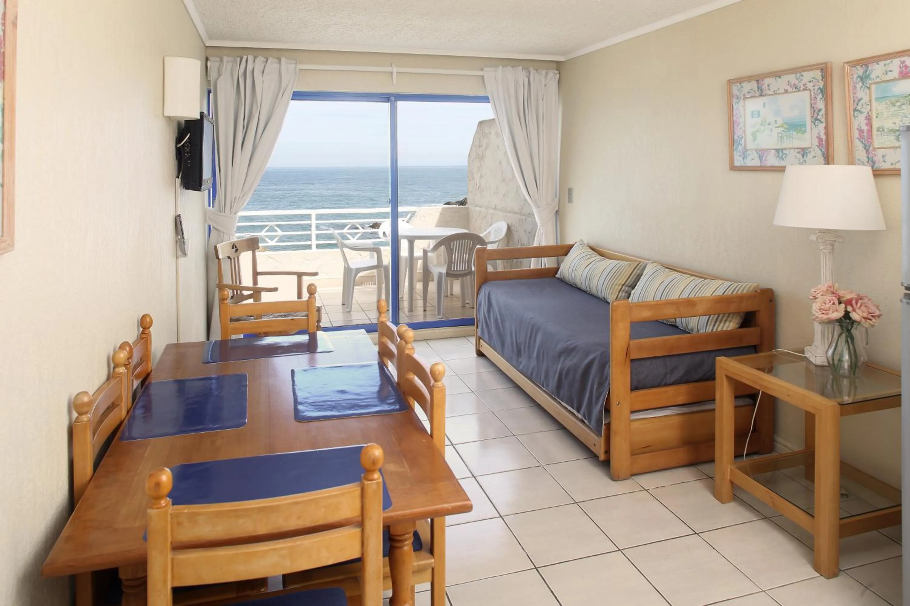 Living room, Bed in MR Mar Suites (ex Neruda Mar Suites)