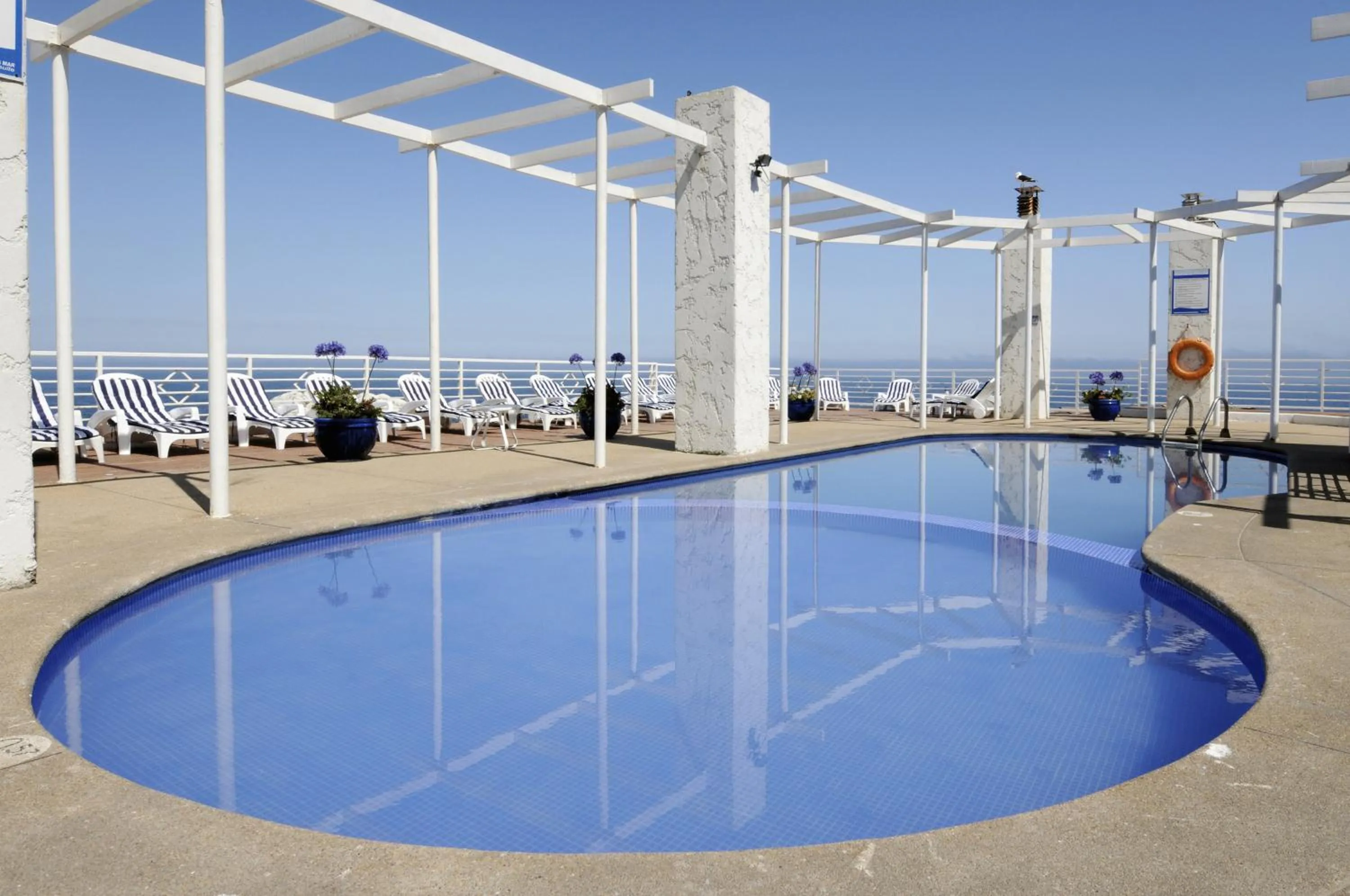 Swimming pool in MR Mar Suites (ex Neruda Mar Suites)
