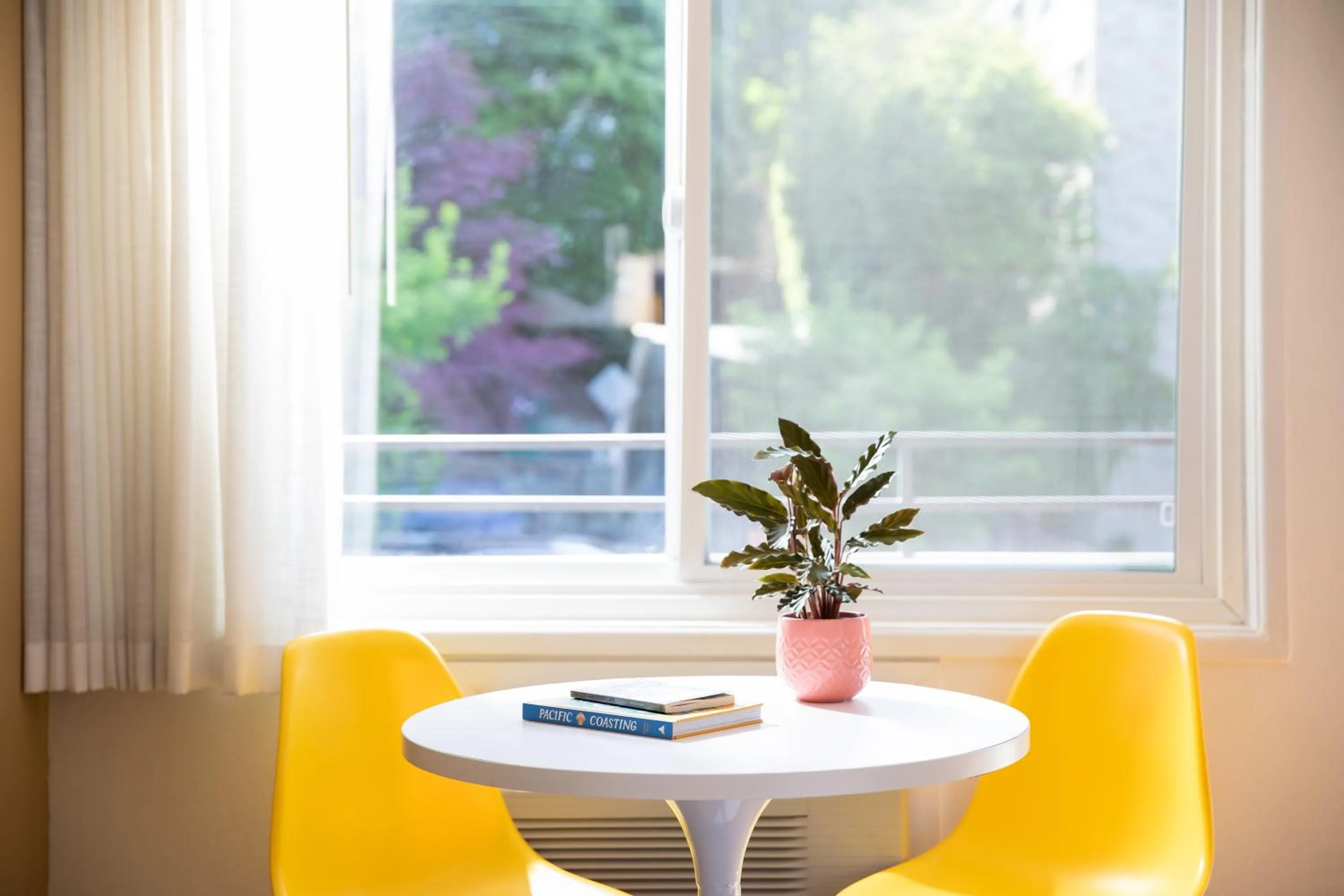 Seating area in Park Lane Suites & Inn