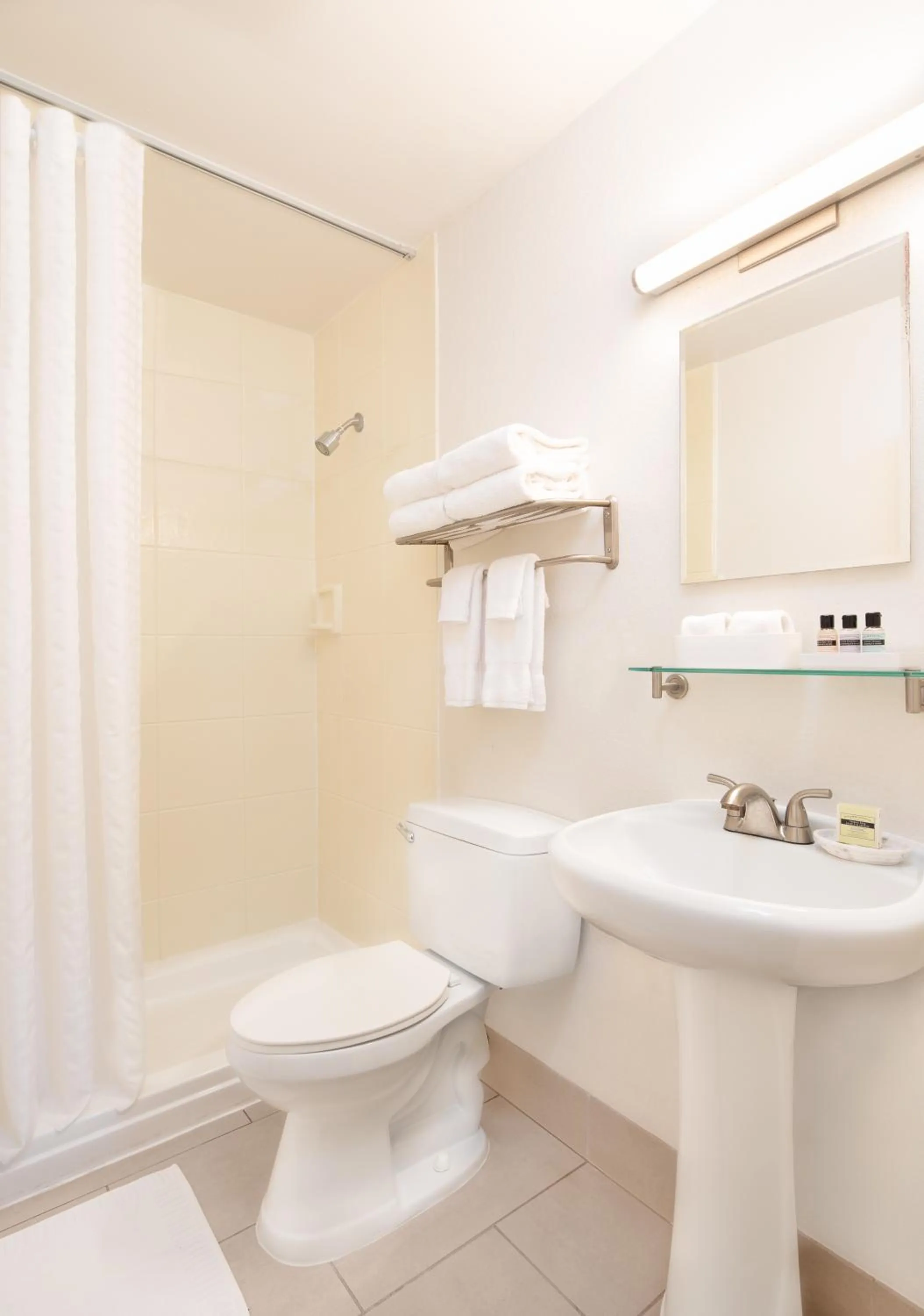 Shower in Park Lane Suites & Inn