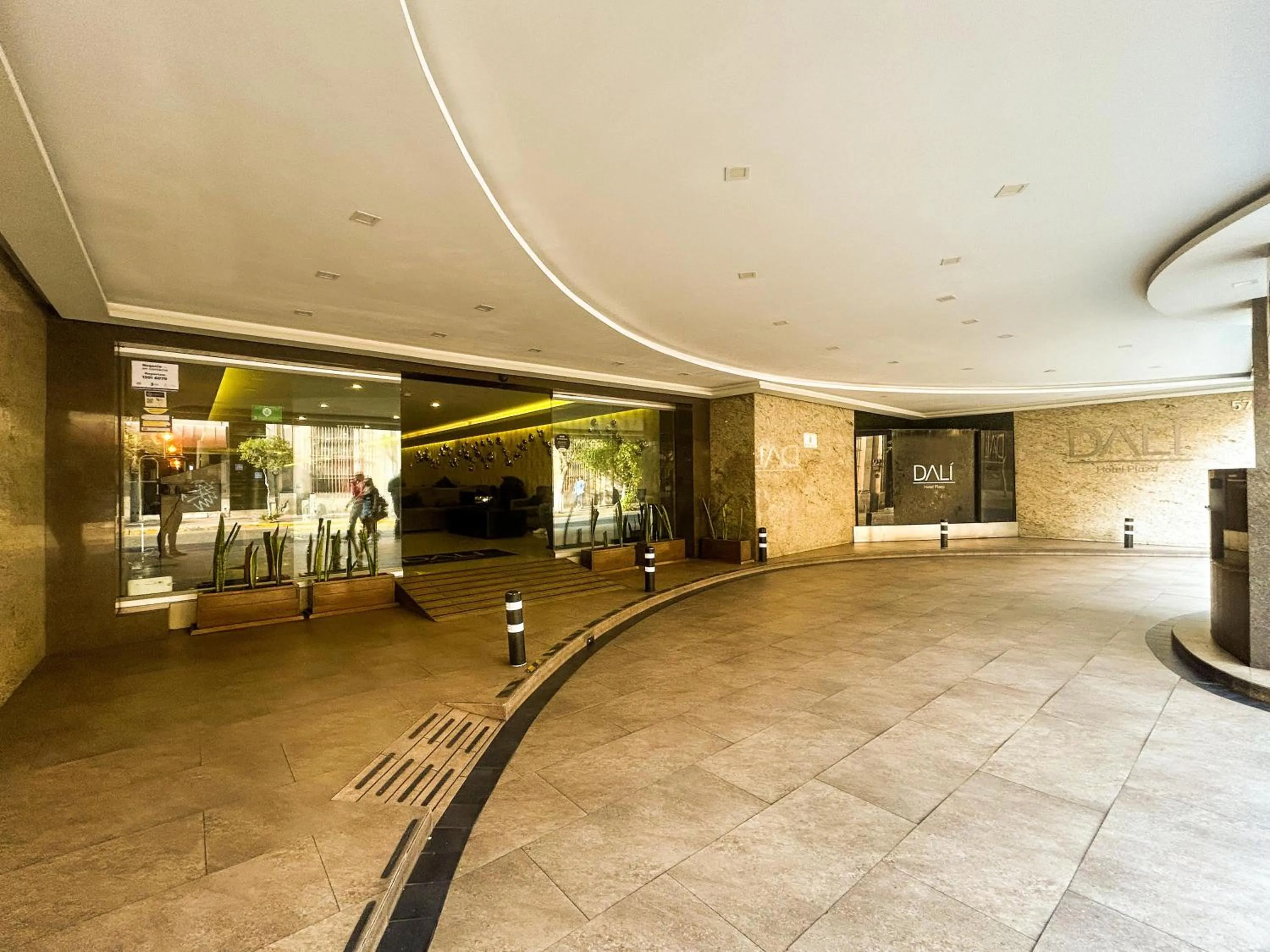 Facade/entrance in Hotel Dali Plaza Ejecutivo