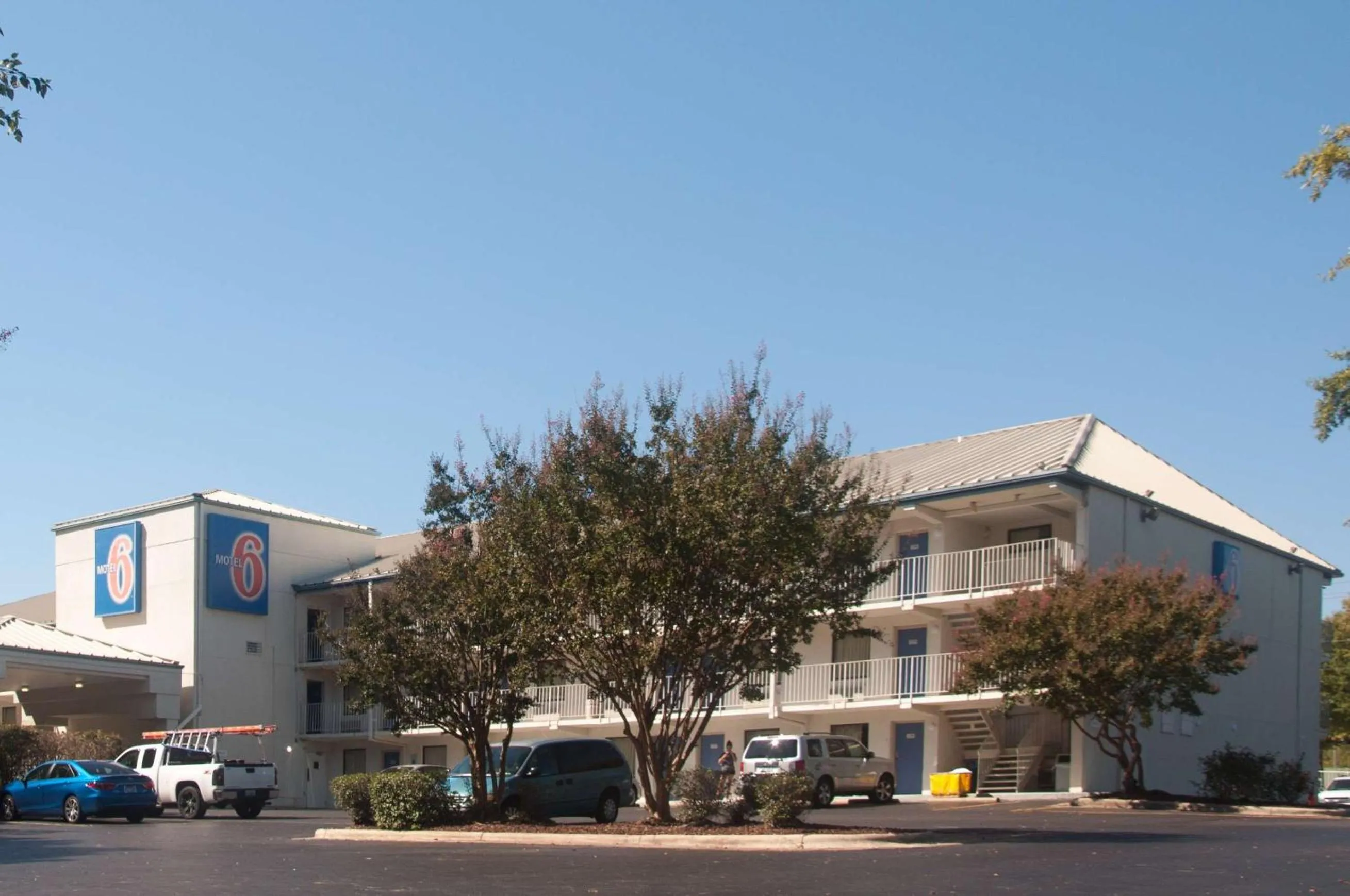 Property building in Motel 6-Raleigh, NC - Cary