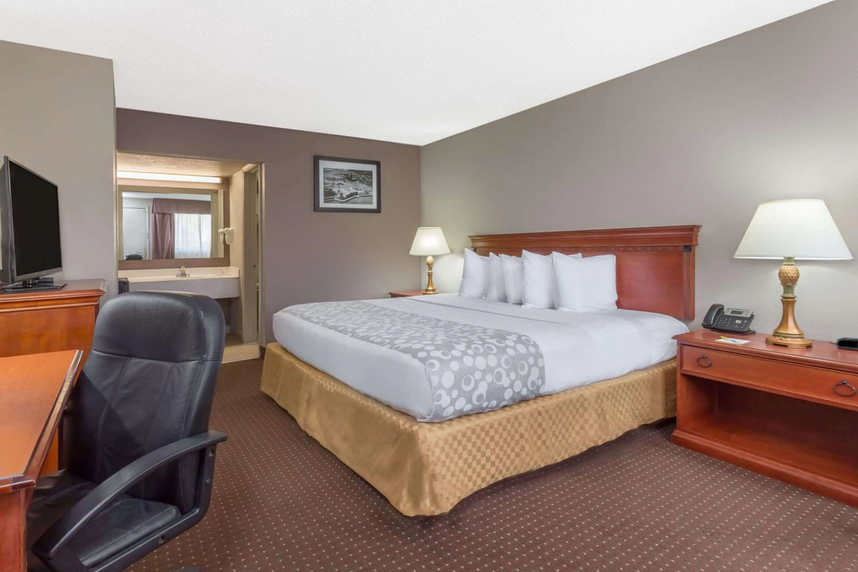 Photo of the whole room, Bed in Days Inn by Wyndham St Augustine/Historic Downtown