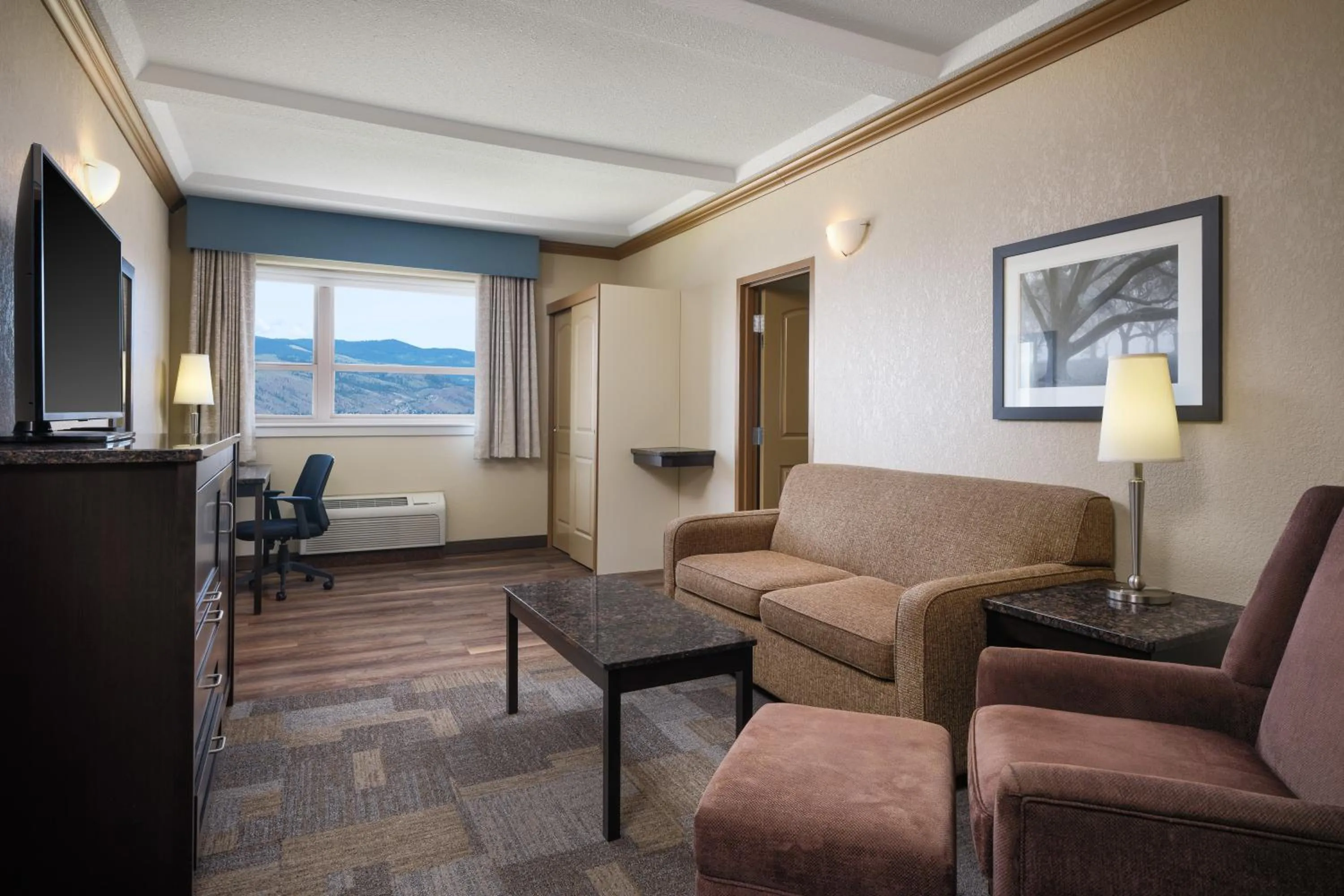 Living room in Best Western Plus Kamloops Hotel