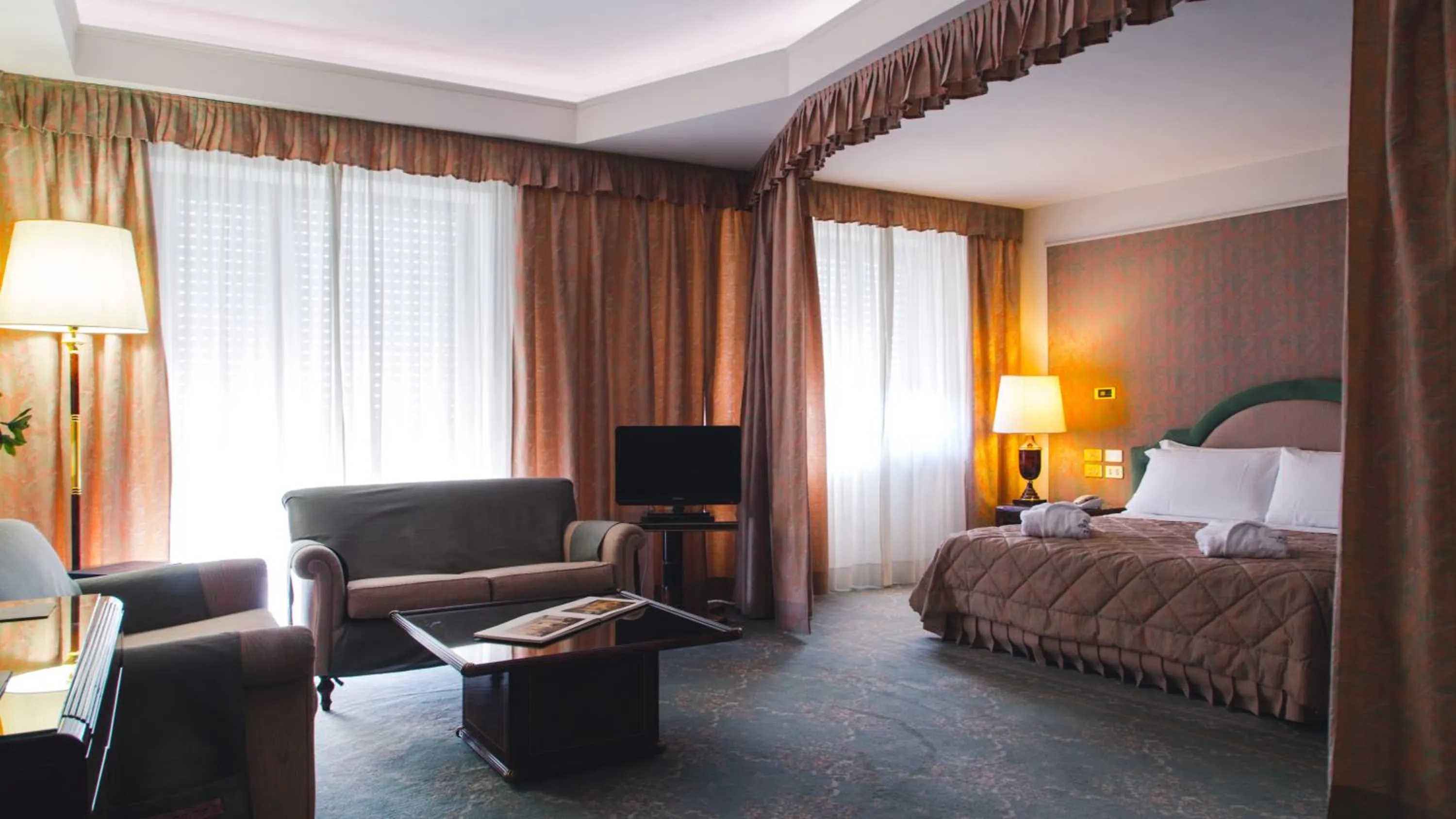 Bedroom, Bed in Grand Hotel Excelsior